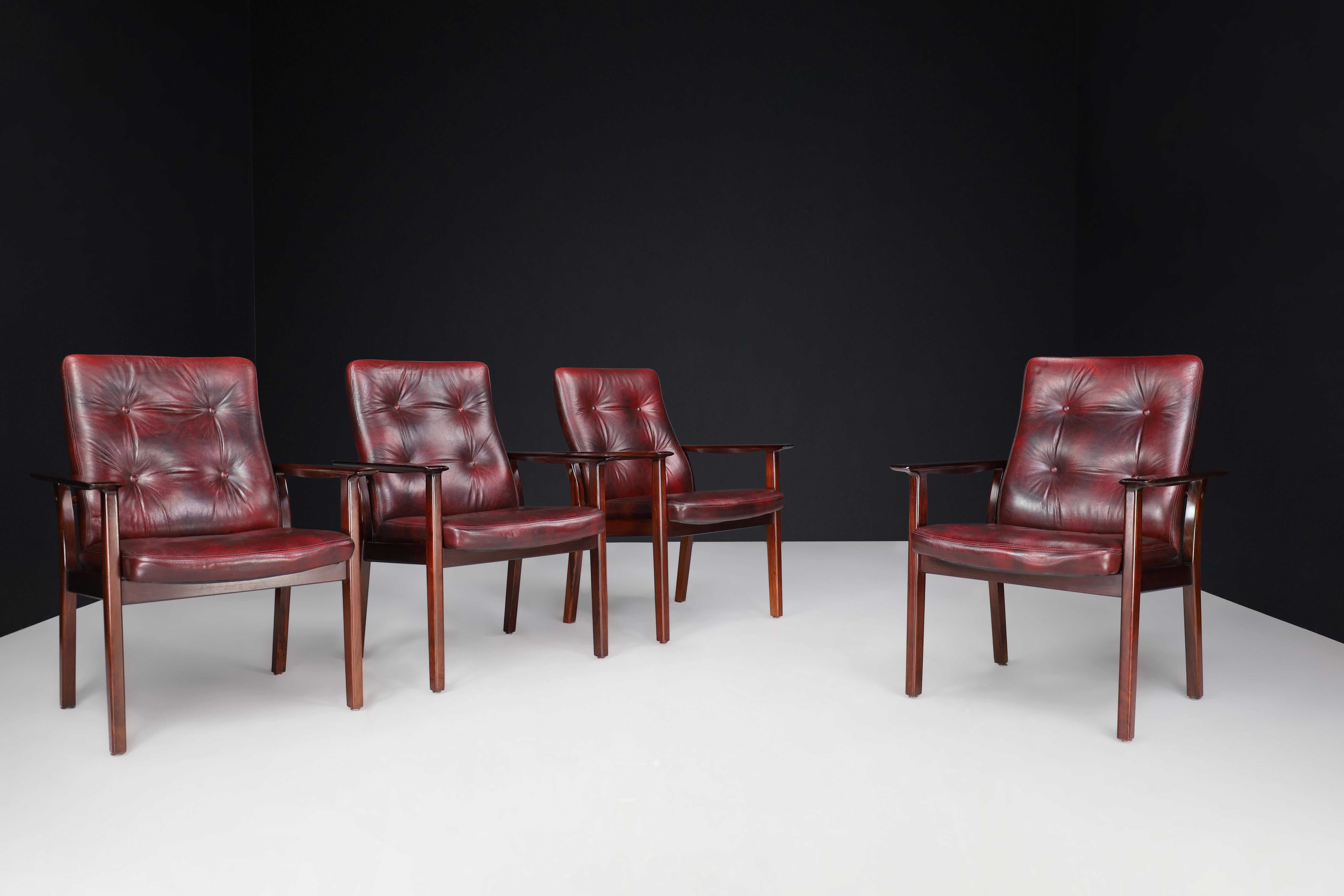 Set di 4 poltrone Arne Vodder per Sibast Møbler, anni '60, Danimarca

Questo elegante set di quattro poltrone è stato progettato dal famoso architetto e designer danese Arne Vodder per Sibast Møbler negli anni Sessanta. Esempio di design danese di