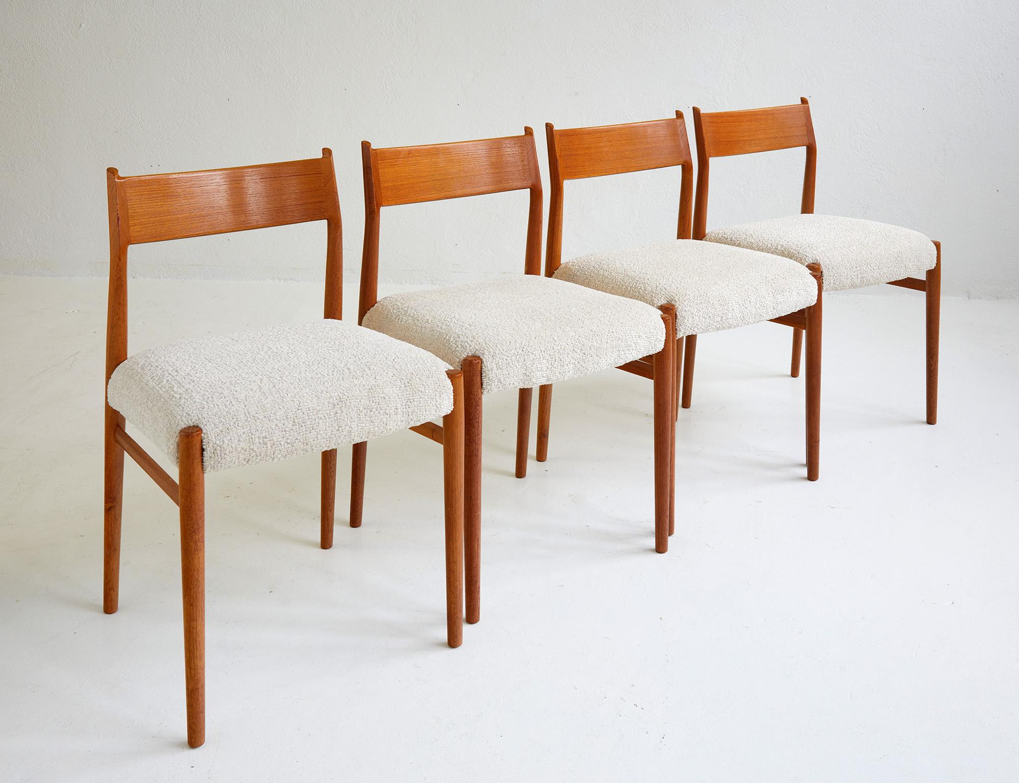 Bellissimo set di quattro sedie da pranzo modello 418 di Arne Vodder, Ed.Sibast, Danimarca, 1965.

Queste sedie da pranzo presentano una struttura in teak elegante e scultorea che sottolinea il design organico di Vodder.  Gli ampi sedili curvi