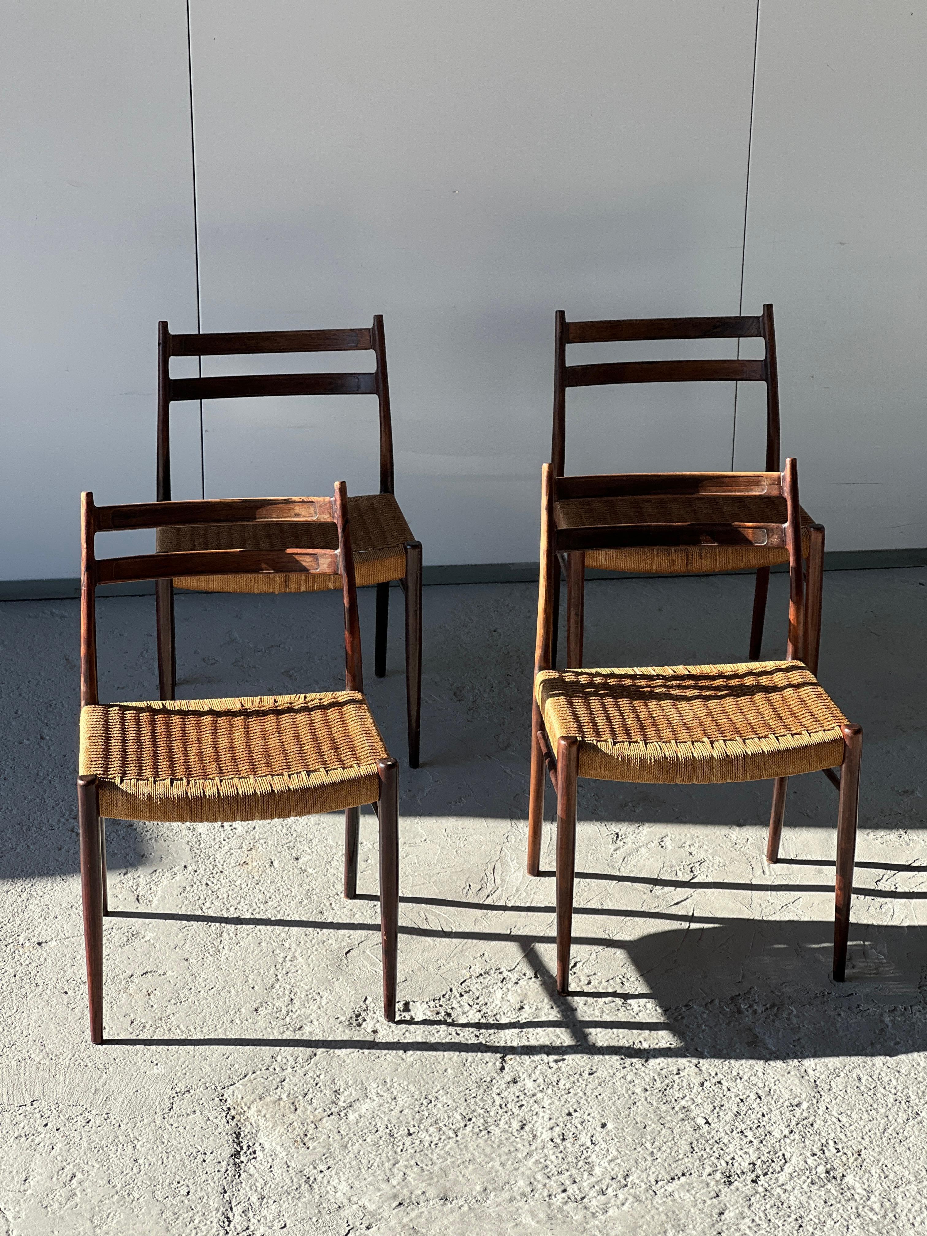 Ensemble de 4 chaises de salle à manger Arne Wahl Iversen pour Glyngore Stolefabrik, Danemark 1959 en bois de rose massif, assise en corde tressée. 4 pieds cylindriques Ensemble en bonne état. 
Hauteur d'assise 44 cm 