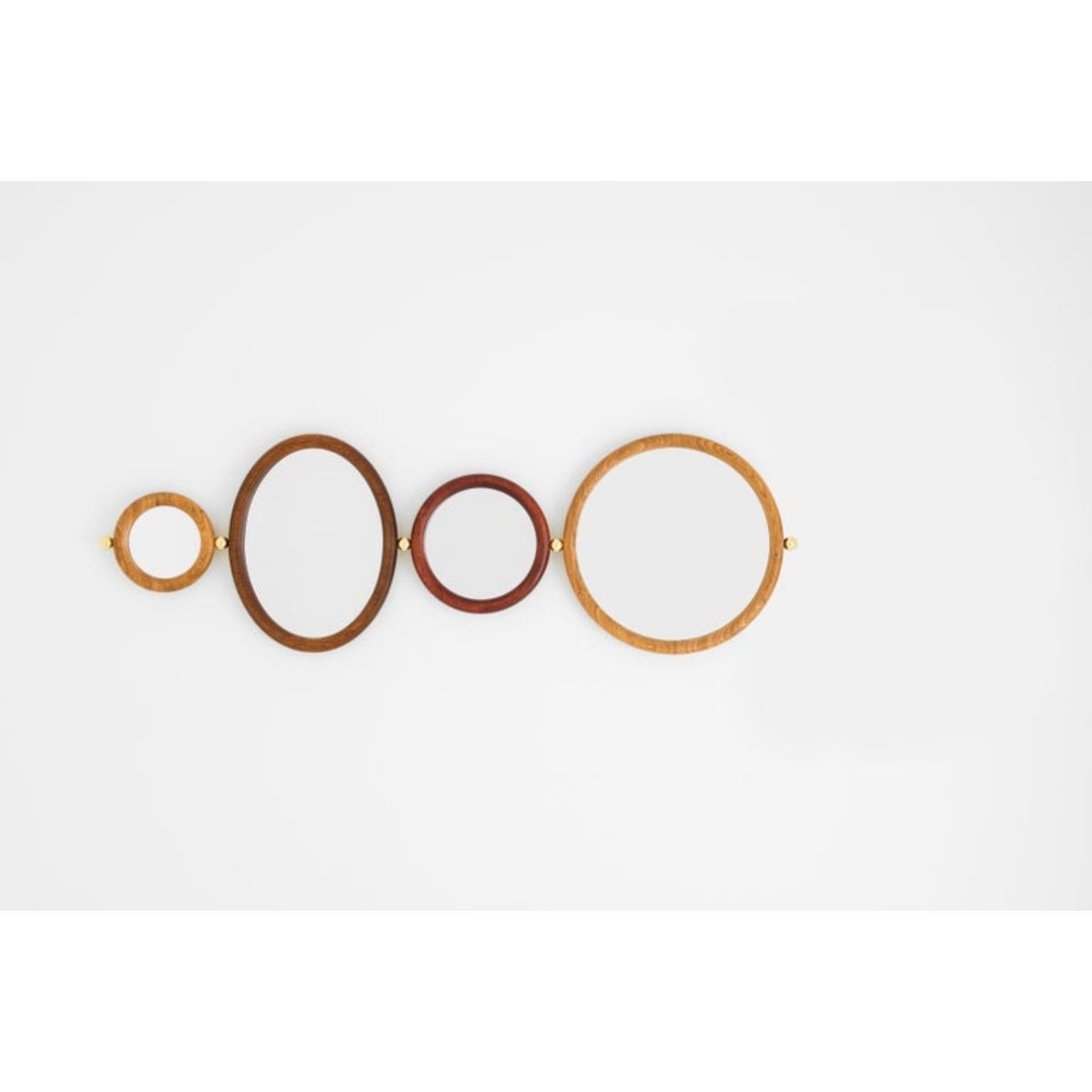 Set di 4 specchi Aro di Leandro Garcia, design contemporaneo brasiliano
Dimensioni: H. 25 x 5,6 x L. 32 cm
H. 35 x 5,6 x L 42 cm
H. 55 x 5,6 x L68 cm
H. H. 55 x 5,6 x L. 62 cm
Materiali: Cornice e sfondo in legno tauari chiaro, medio, scuro o