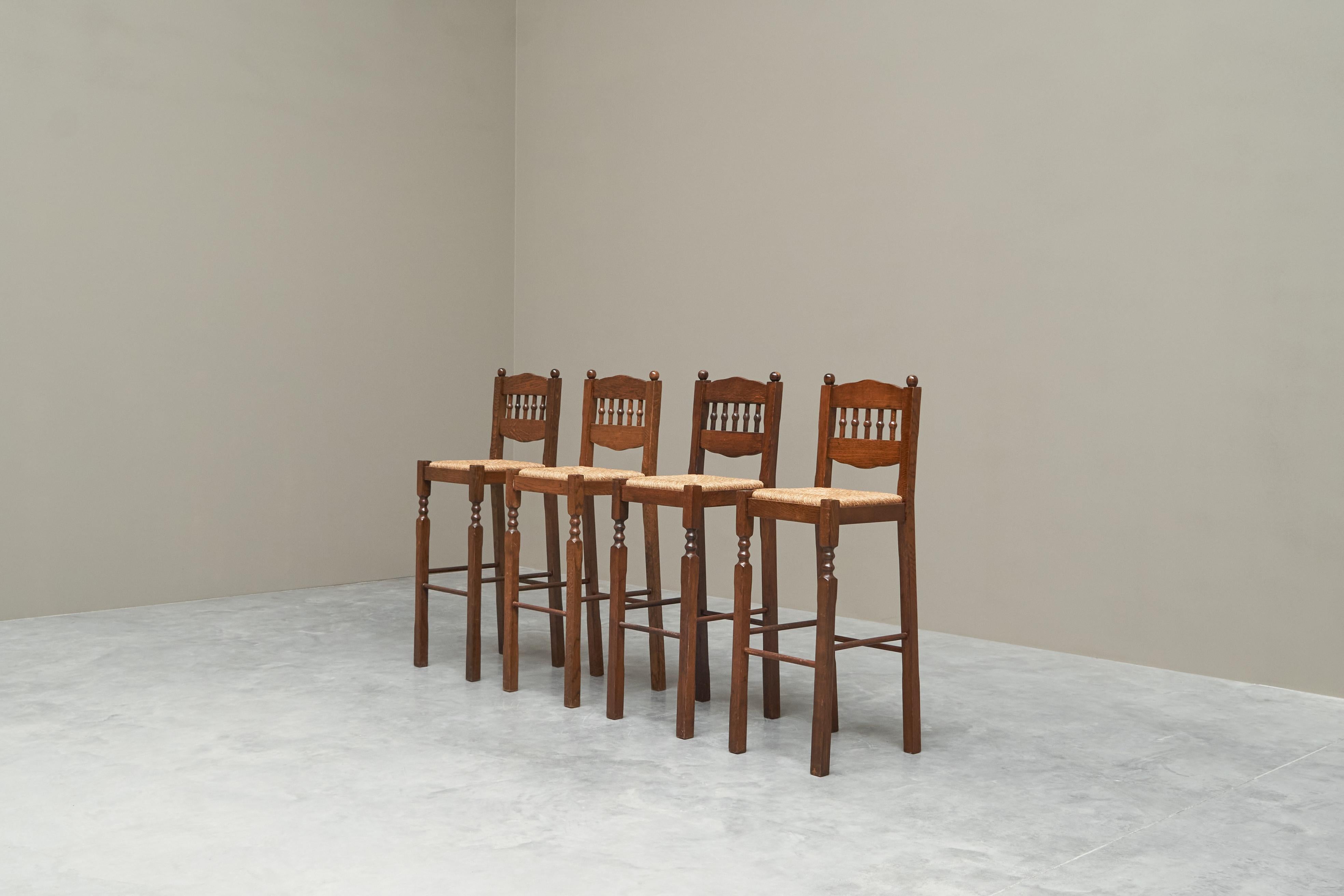 European Set of 4 Art Deco Bar Stools in Solid Oak and Rush 1940s