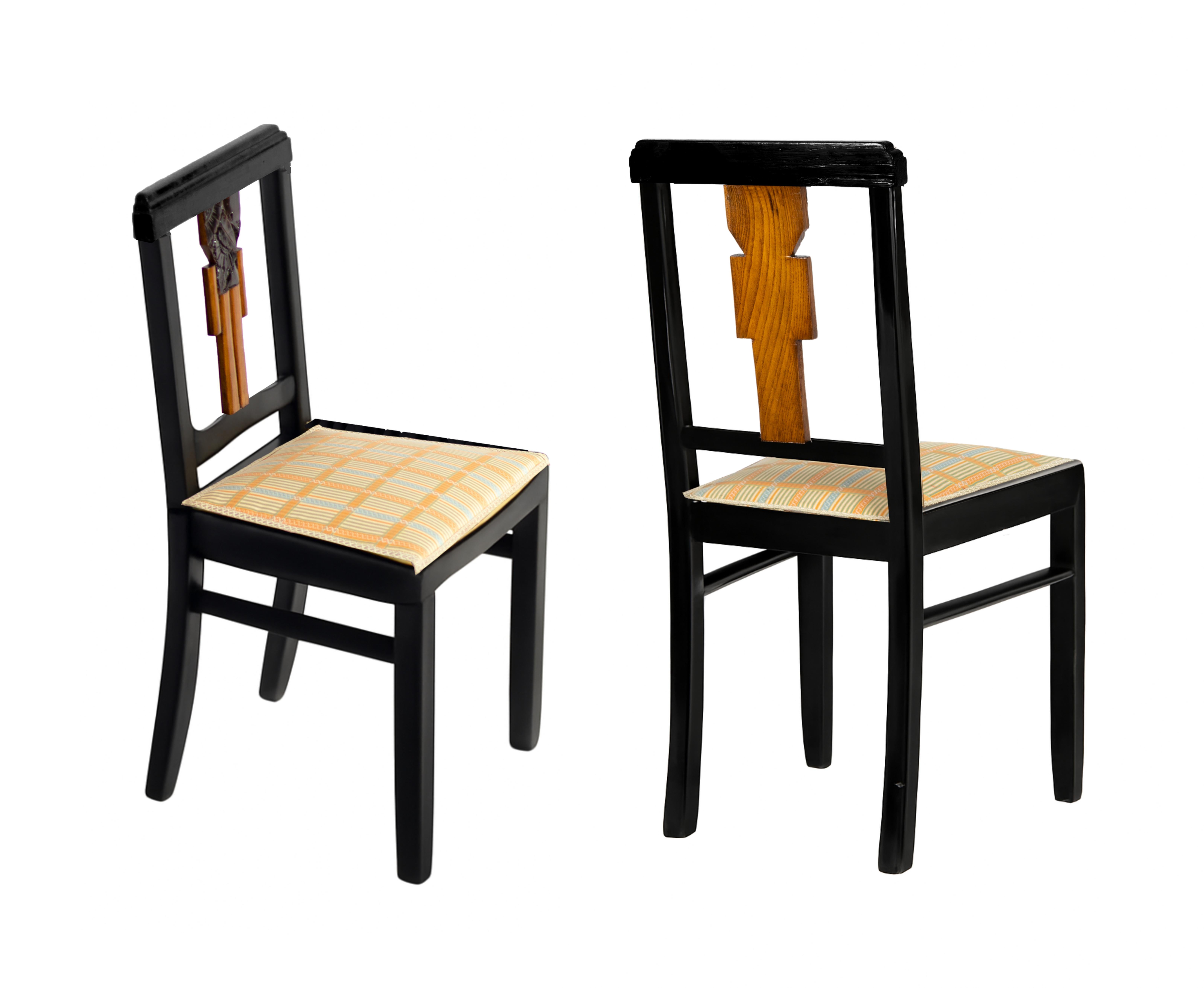 Ein ganz besonderer Satz von 4 Schwarzlackstühlen, restauriert und überarbeitet von einem Schreiner.
Gemalt Art Deco zentrale gepflegt Holz eingelegt und klassische Futter neu gepolstert vor kurzem. 
Ein Set für eine sehr gemütliche Kaffeeumgebung,