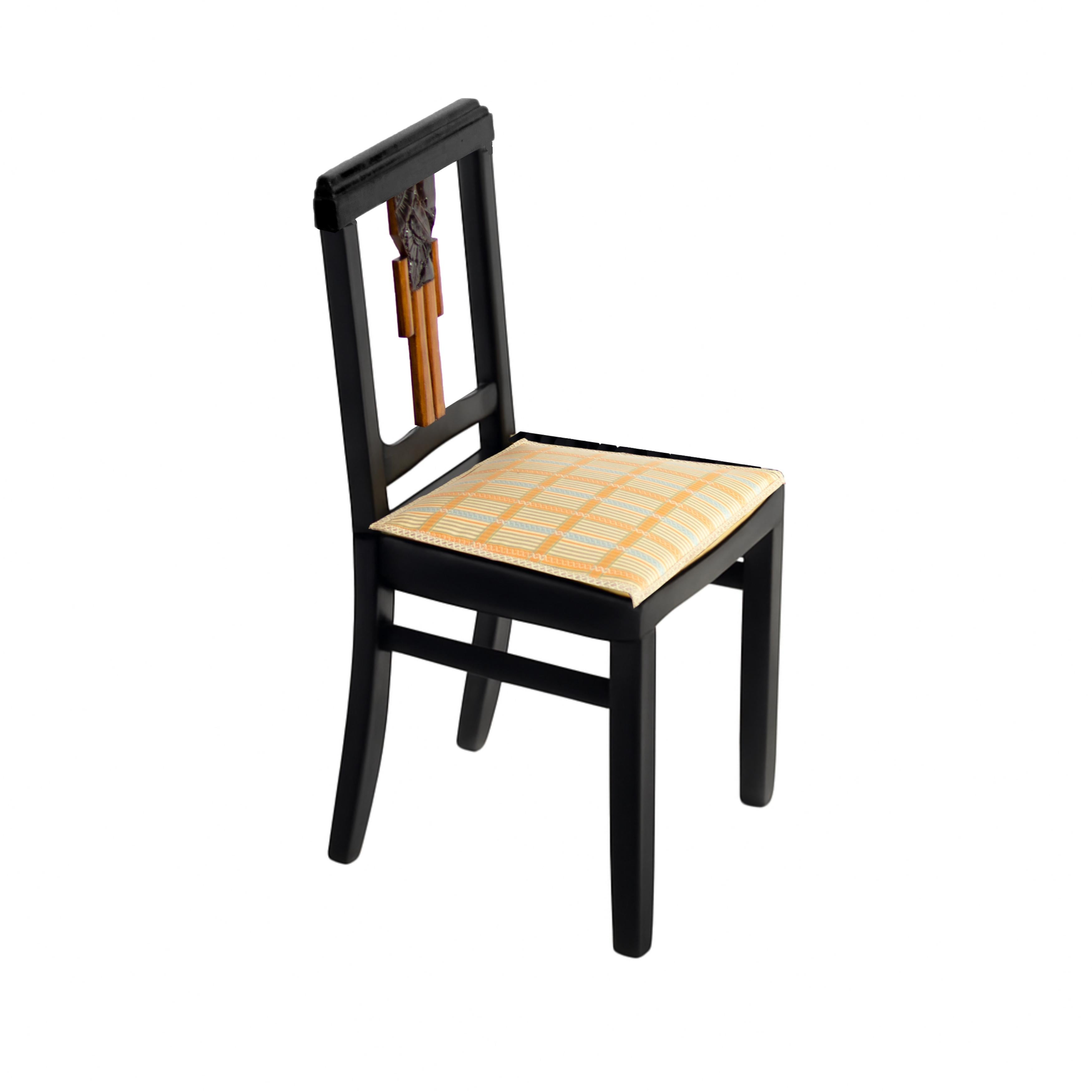 Satz von 4 schwarz lackierten Art-Déco-Stühlen, (1939-1949) im Zustand „Gut“ im Angebot in Lisbon, PT