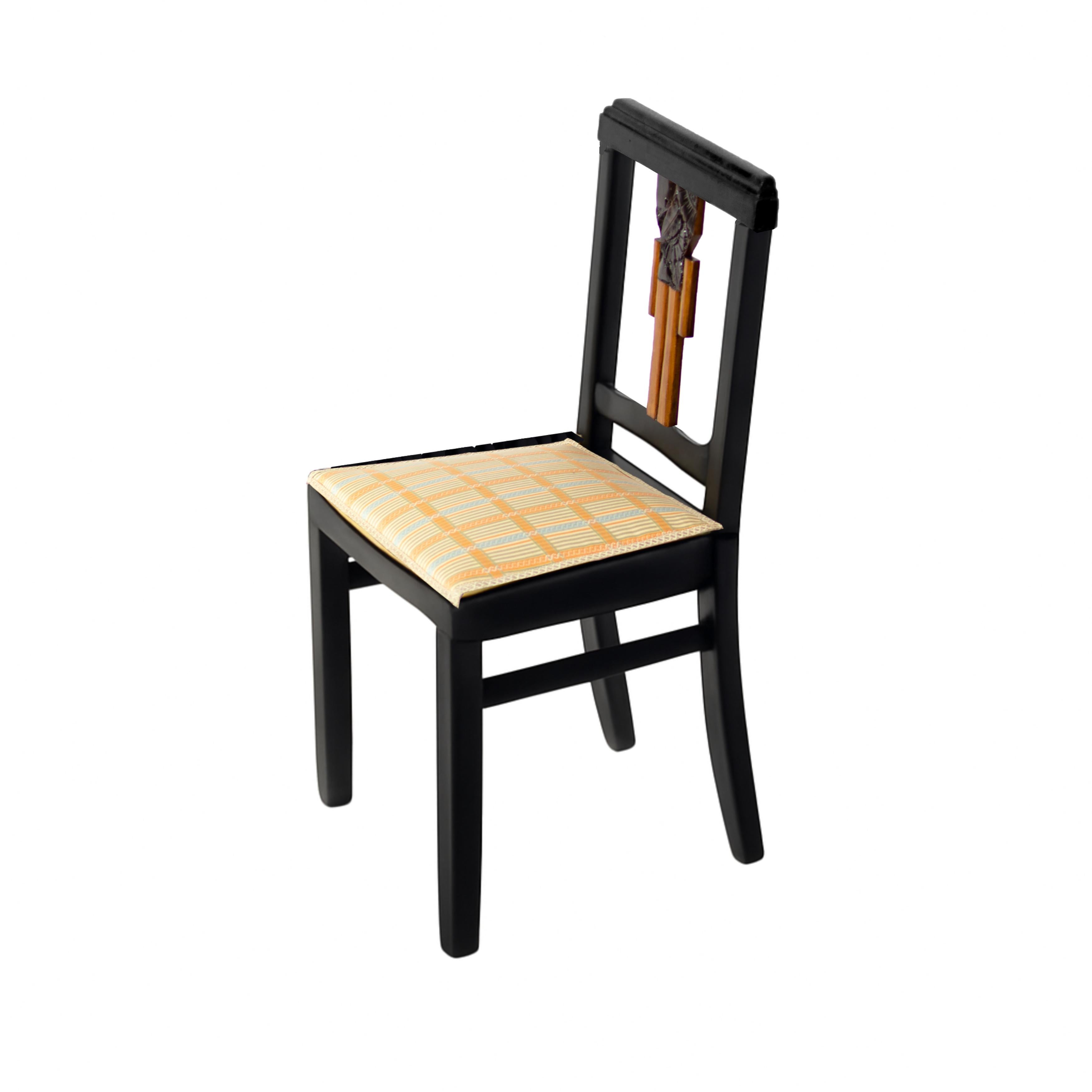 Satz von 4 schwarz lackierten Art-Déco-Stühlen, (1939-1949) im Angebot 1