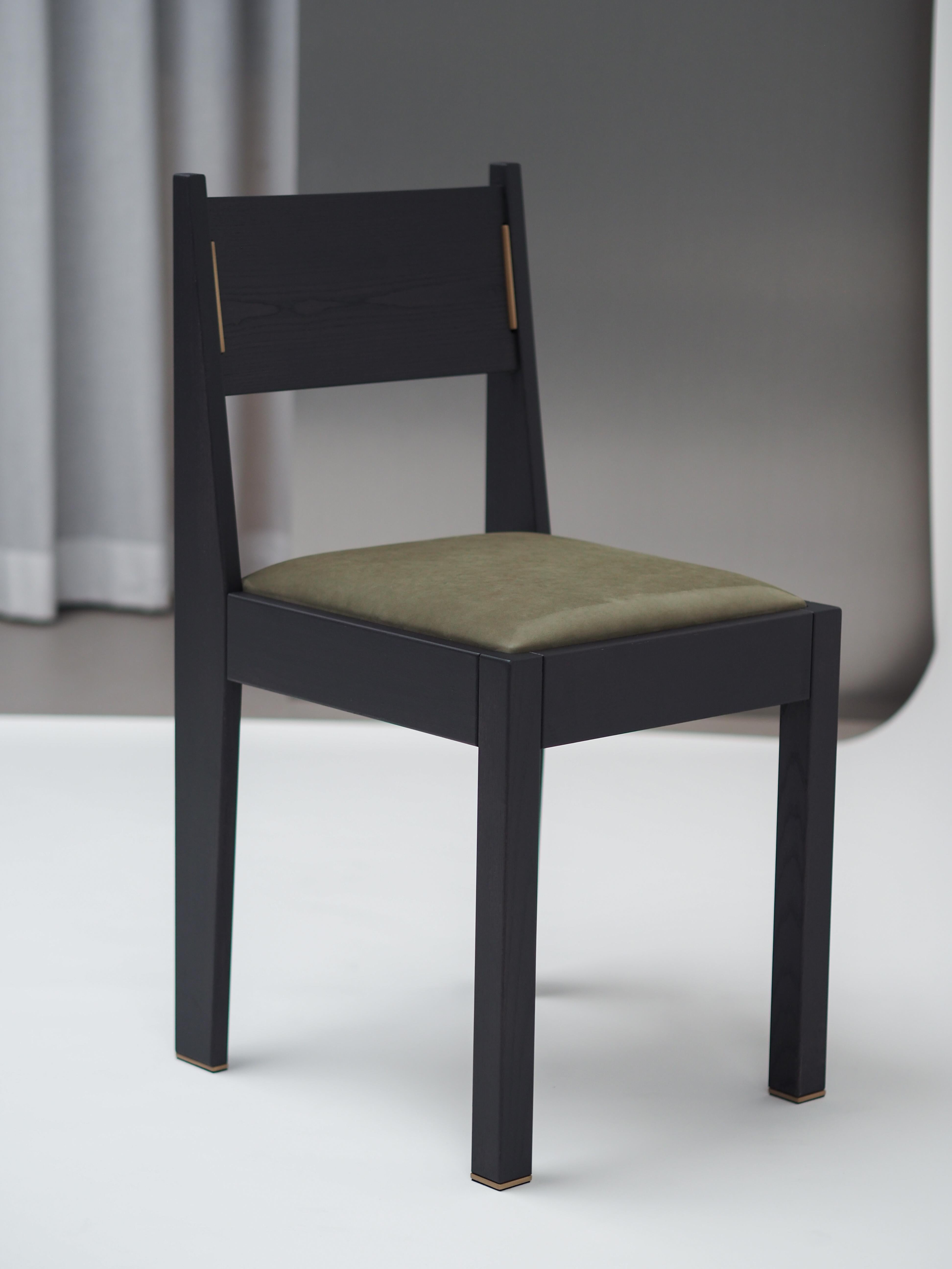 Ensemble de 4 chaises Art Déco, bois de frêne noir, tapisserie en cuir et détails en laiton en vente 1