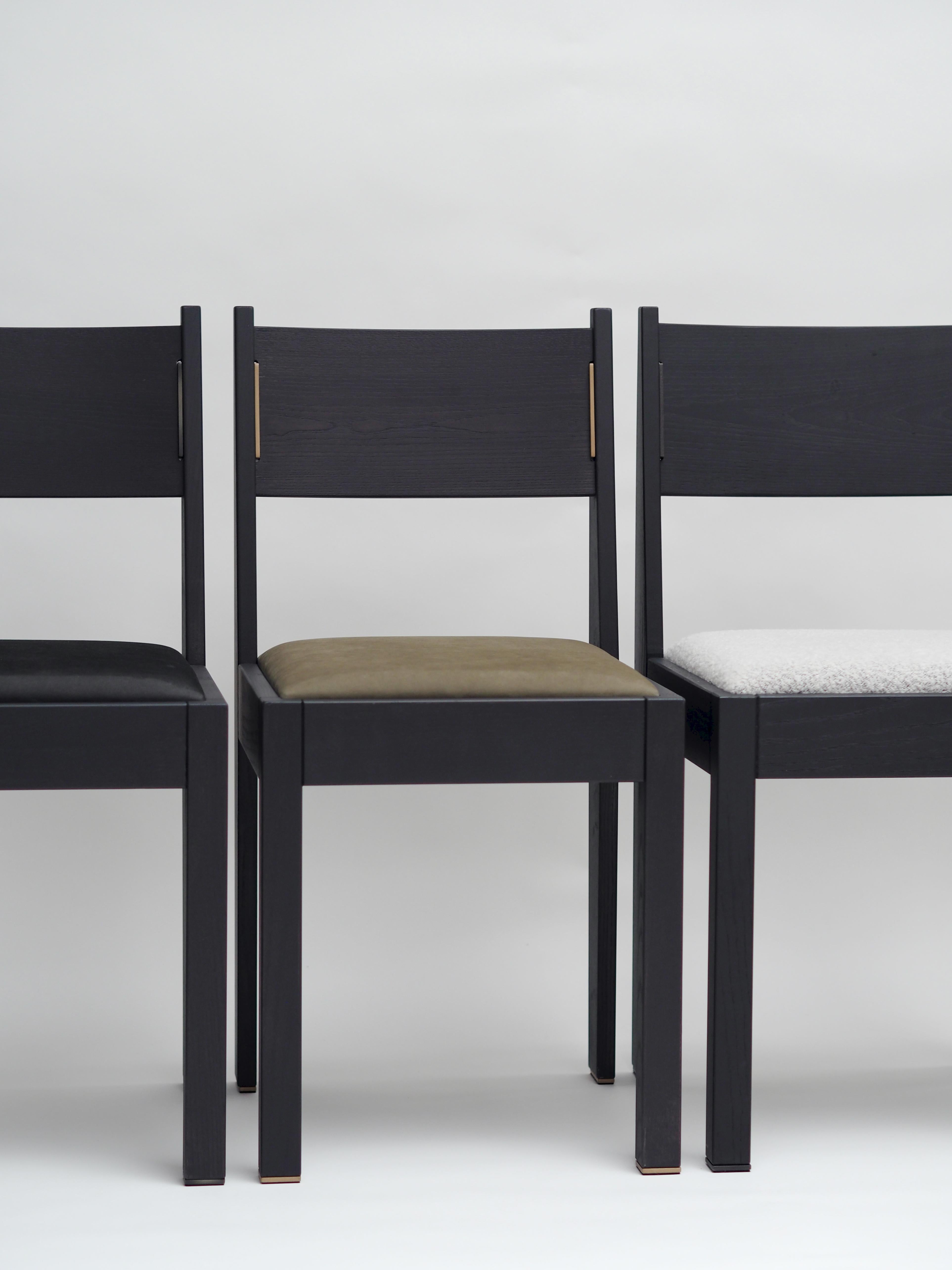 Ensemble de 4 chaises Art Déco, bois de frêne noir, tapisserie en cuir et détails en laiton en vente 2