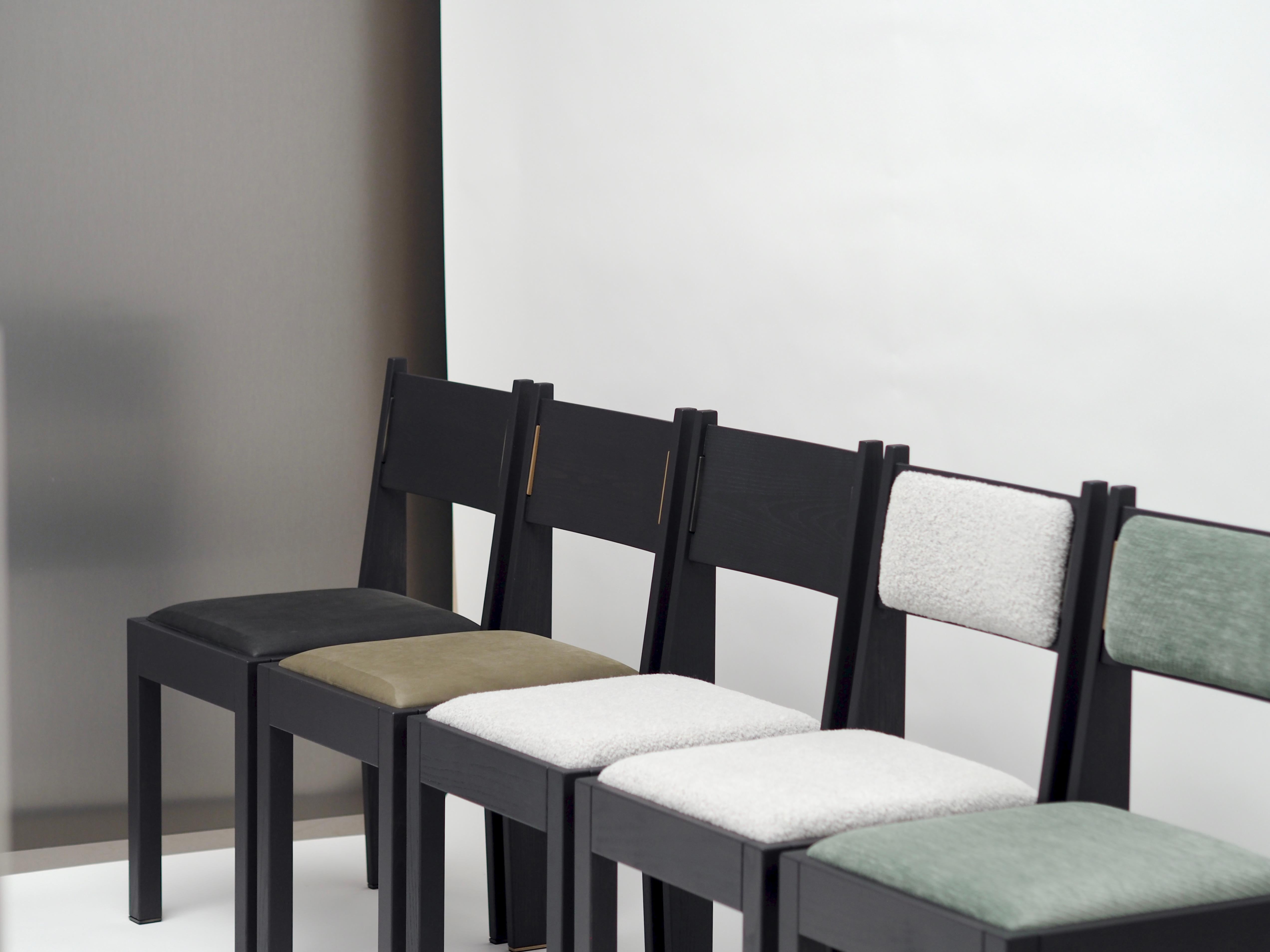 Ensemble de 4 chaises Art Déco, bois de frêne noir, tapisserie en cuir et détails en laiton en vente 3