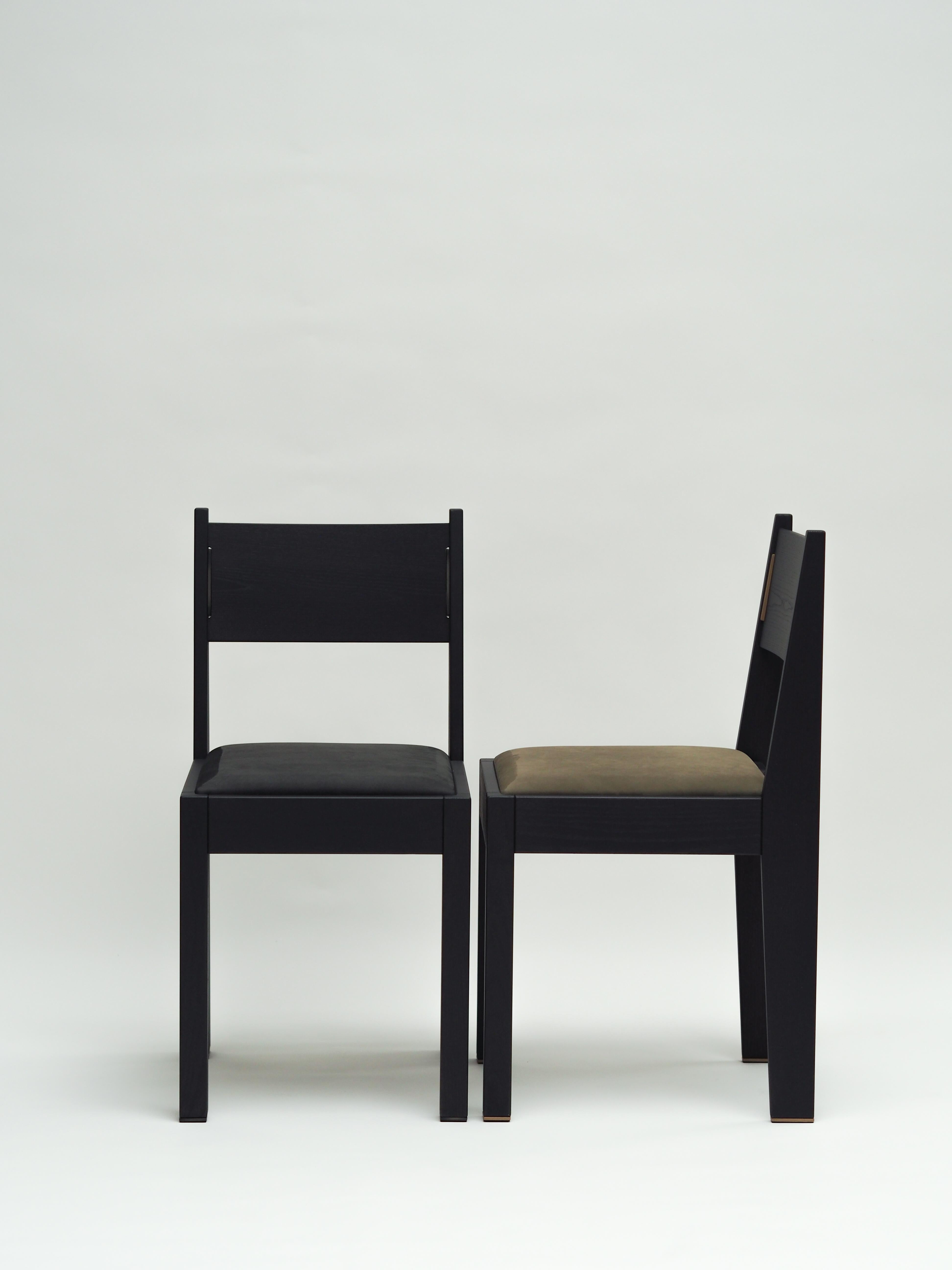 Belge Ensemble de 4 chaises Art Déco, bois de frêne noir, tapisserie en cuir et détails en laiton en vente