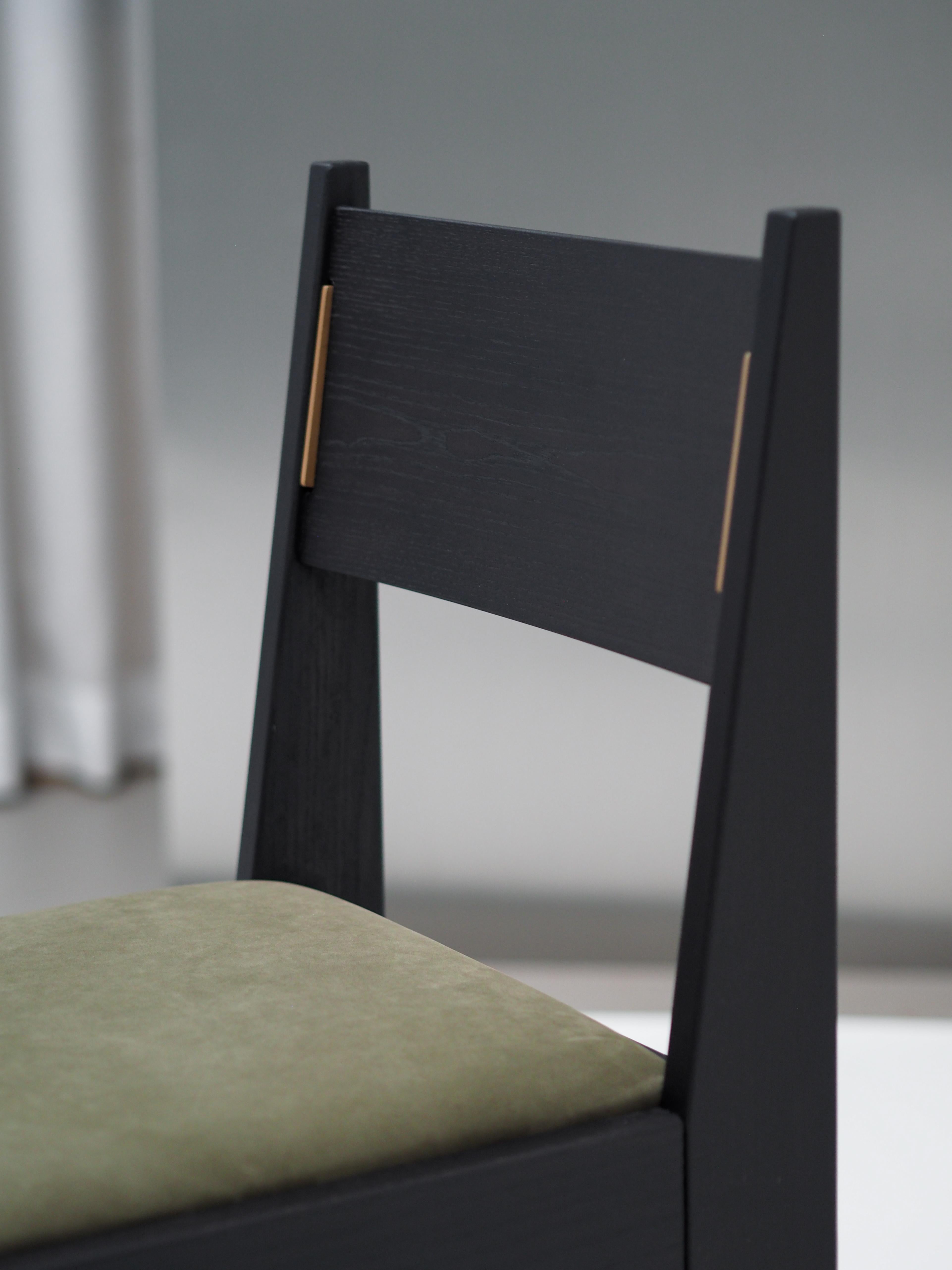 Chêne Ensemble de 4 chaises Art Déco, bois de frêne noir, tapisserie en cuir et détails en laiton en vente