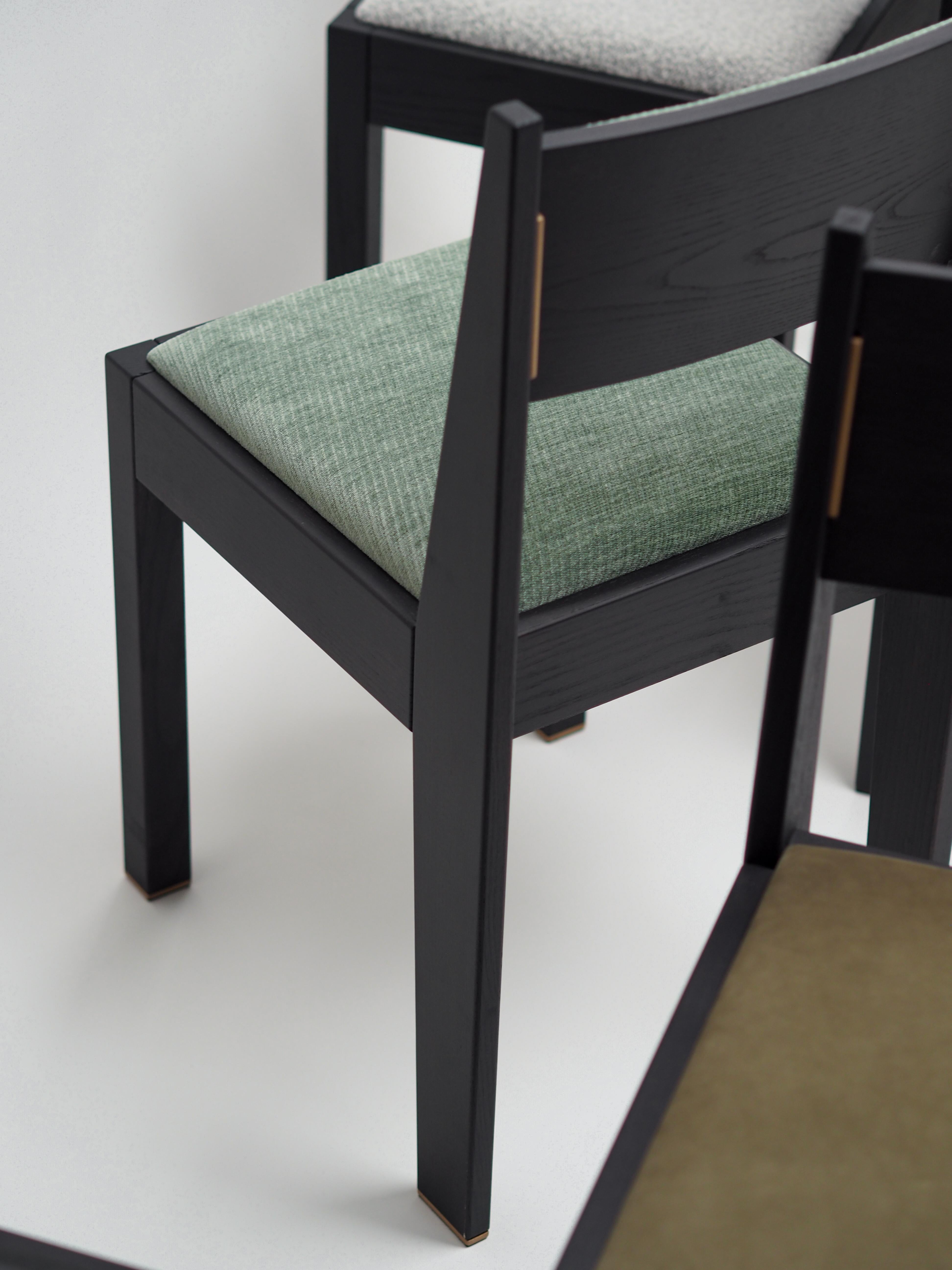 Ensemble de 4 chaises Art Déco, bois de frêne noir, tapisserie verte et détails en laiton en vente 4