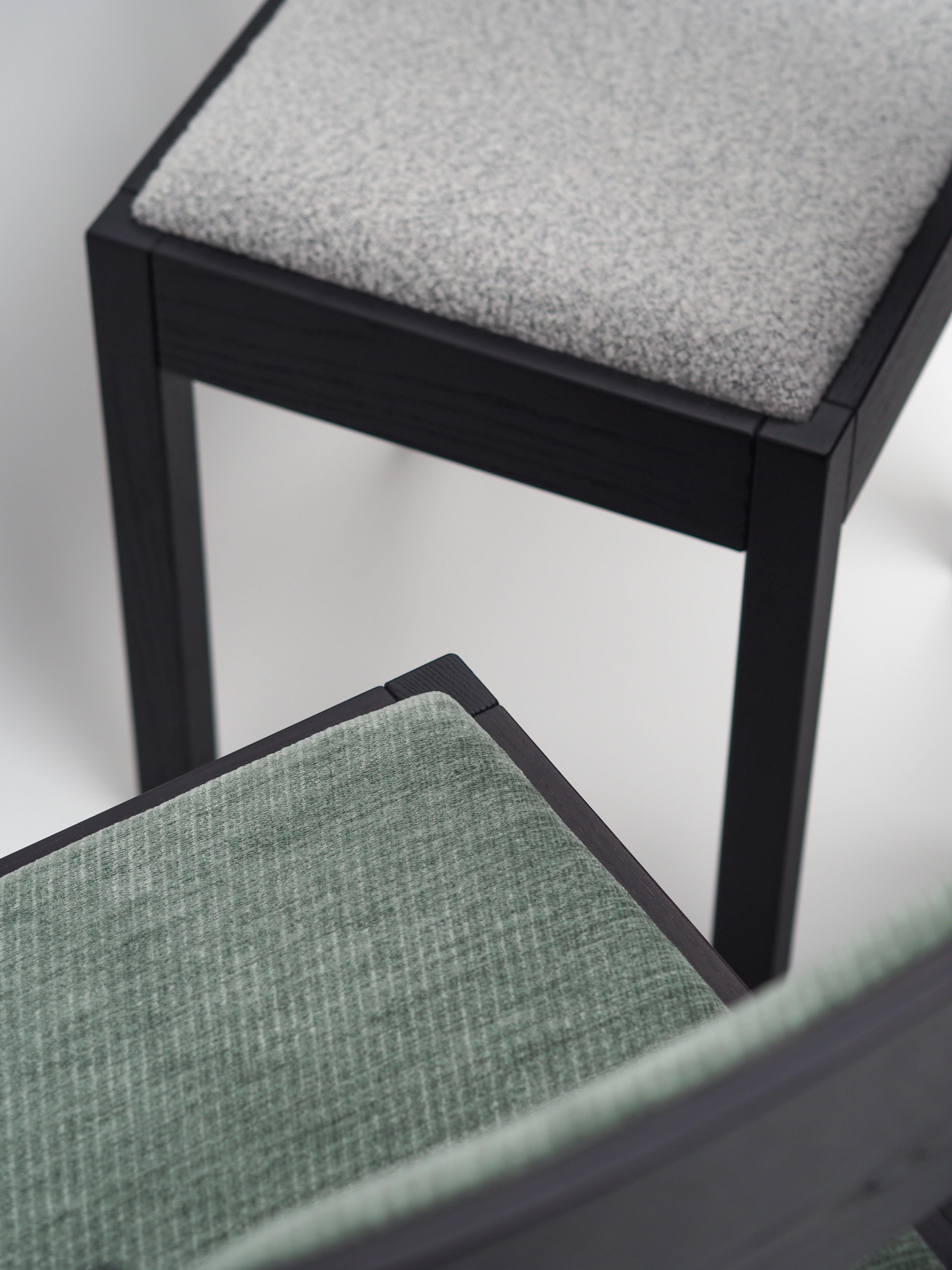 Ensemble de 4 chaises Art Déco, bois de frêne noir, tapisserie verte et détails en laiton en vente 6