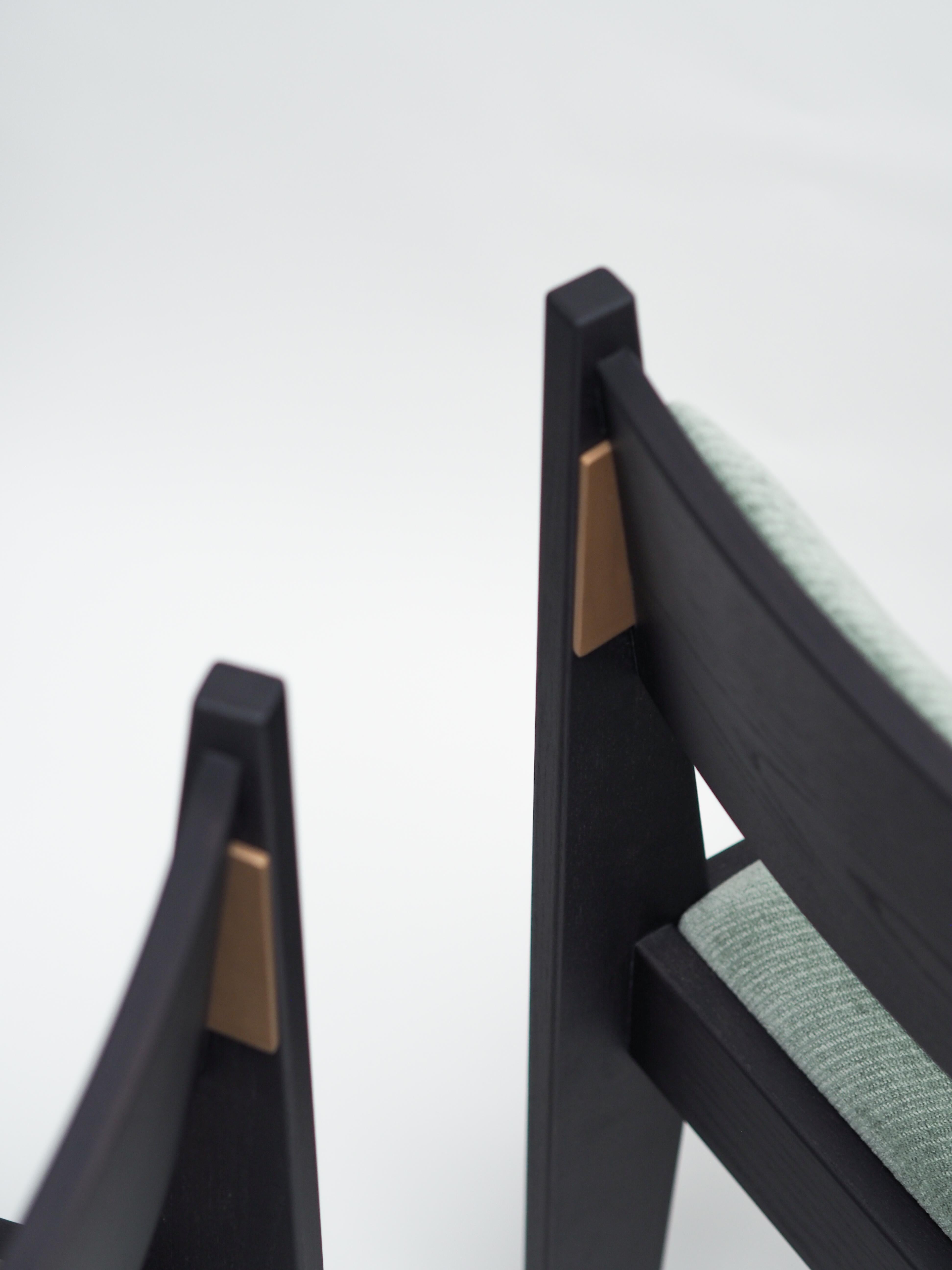 Art déco Ensemble de 4 chaises Art Déco, bois de frêne noir, tapisserie verte et détails en laiton en vente
