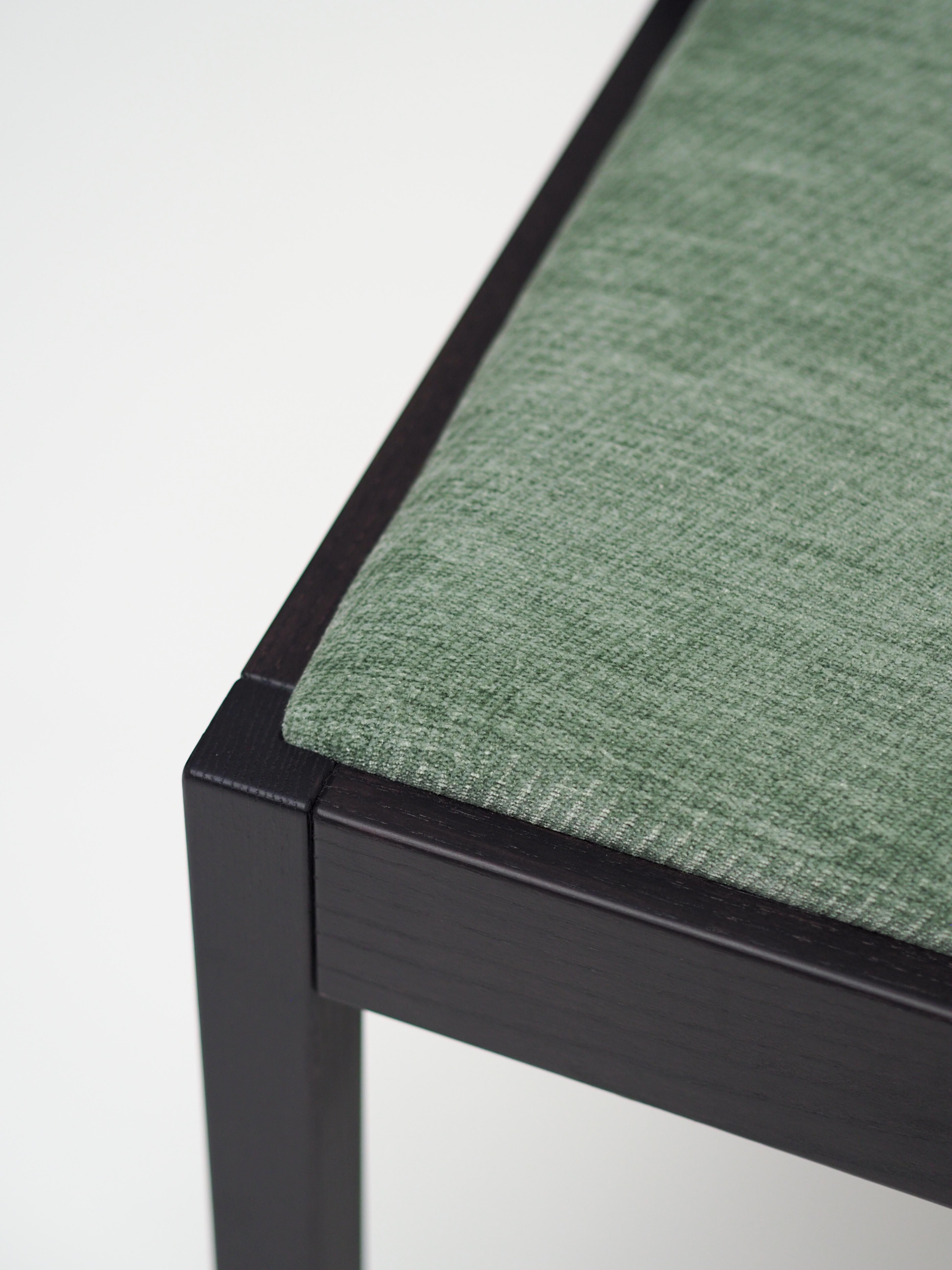 Tacheté Ensemble de 4 chaises Art Déco, bois de frêne noir, tapisserie verte et détails en laiton en vente