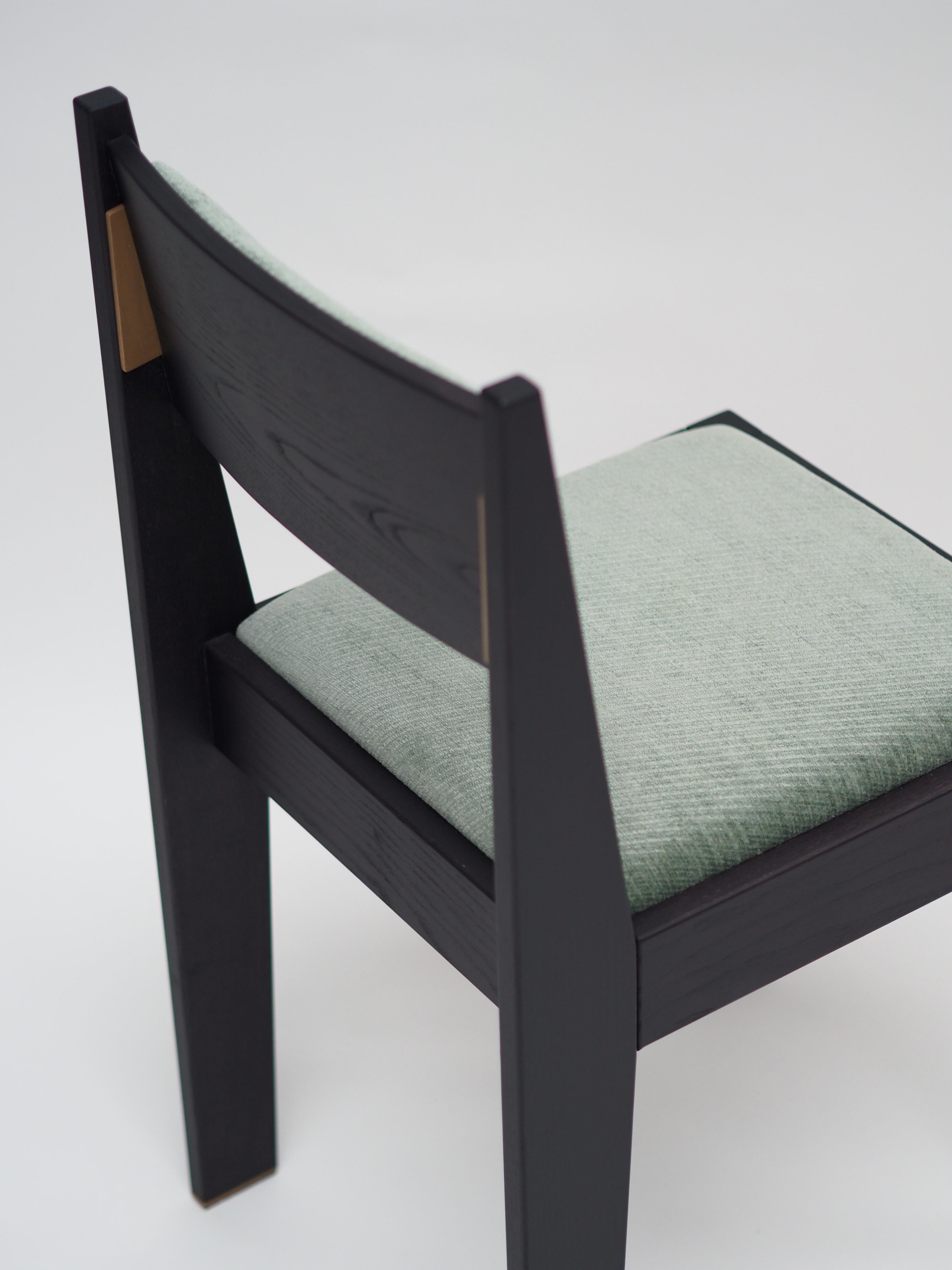 XXIe siècle et contemporain Ensemble de 4 chaises Art Déco, bois de frêne noir, tapisserie verte et détails en laiton en vente