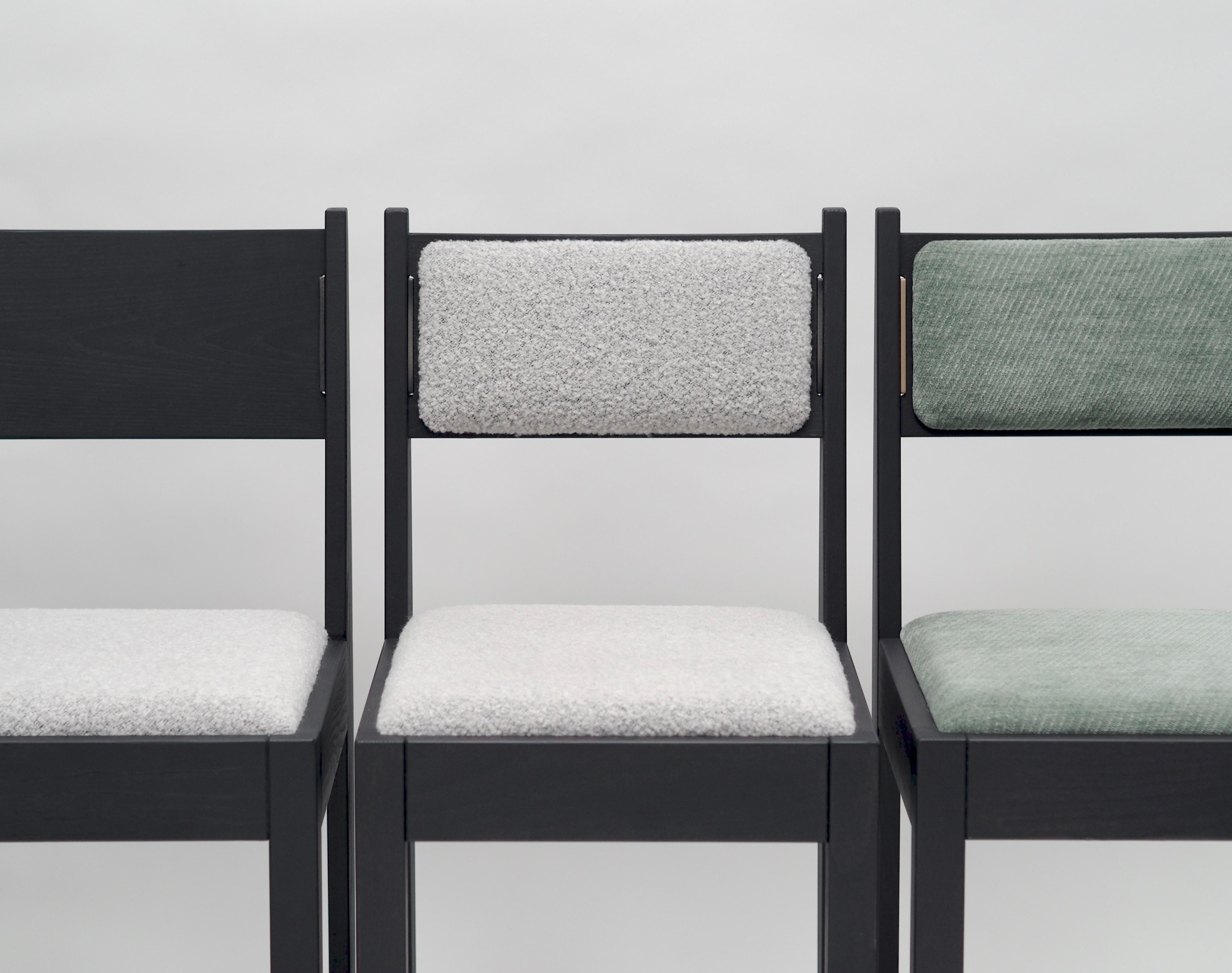 Métal Ensemble de 4 chaises Art Déco, bois de frêne noir, tapisserie verte et détails en laiton en vente