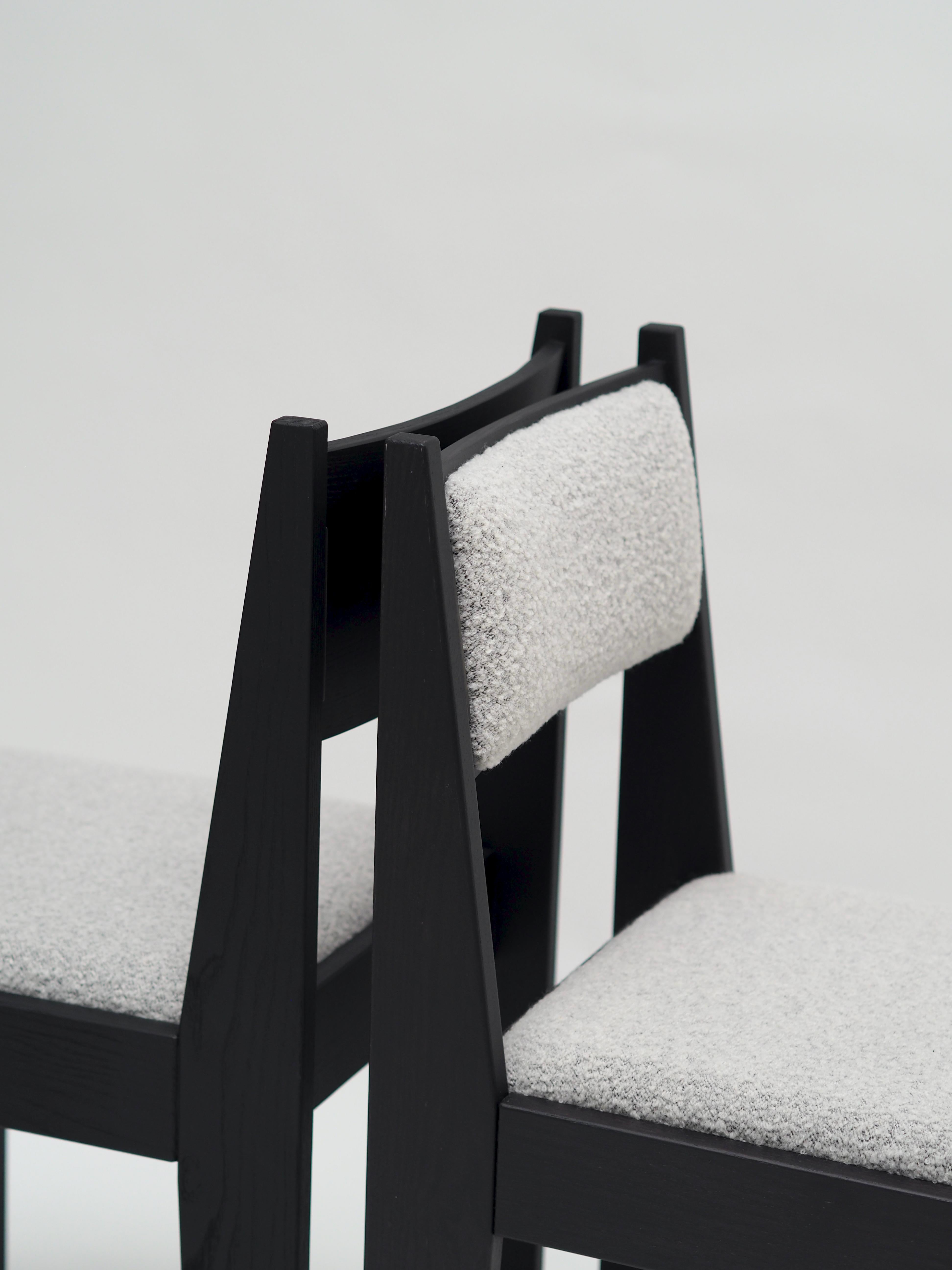 Satz von 4 Art-Déco-Stühlen, schwarzes Eschenholz, weiße Polsterung und Bronzedetails im Angebot 2