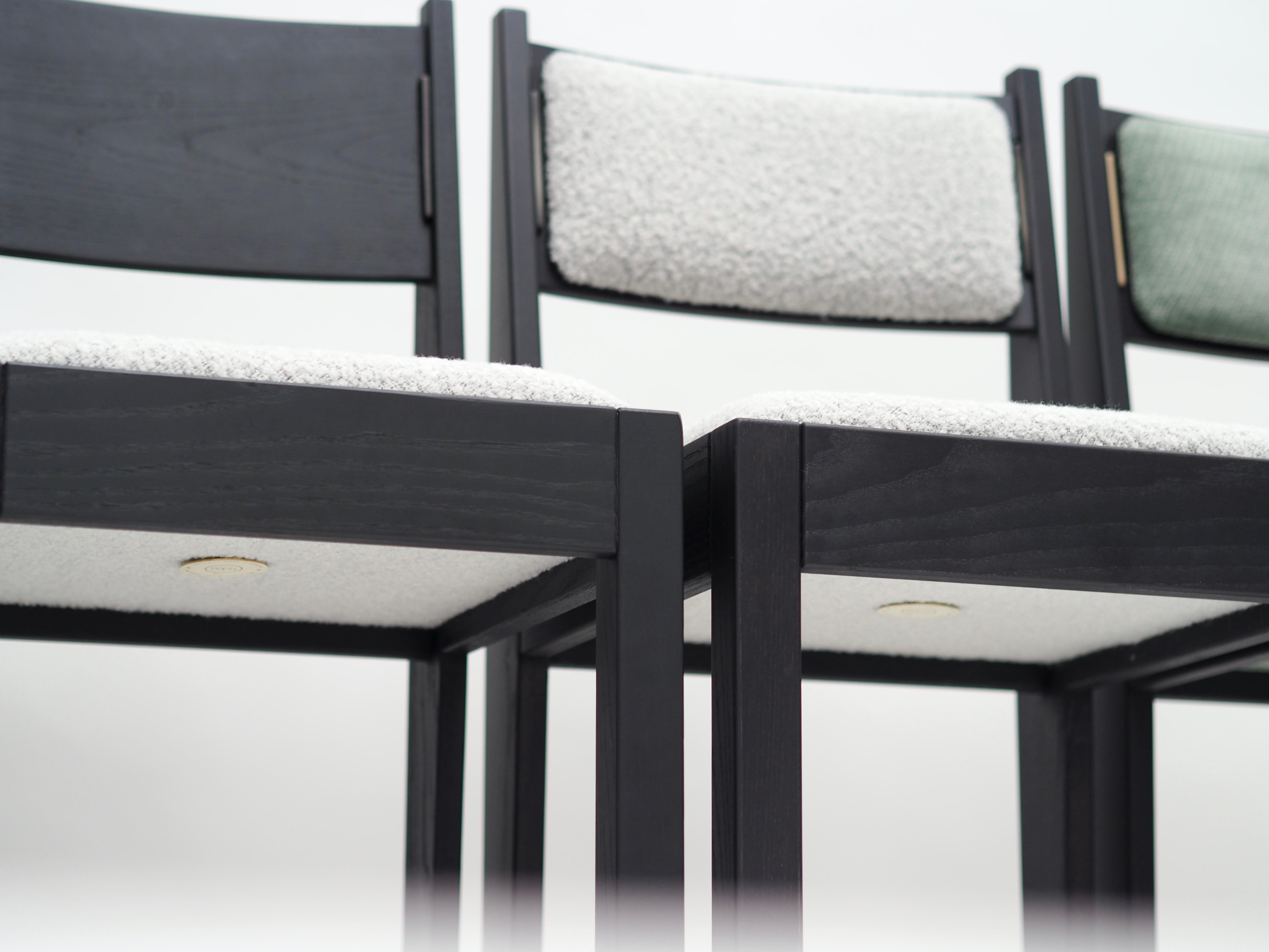 Satz von 4 Art-Déco-Stühlen, schwarzes Eschenholz, weiße Polsterung und Bronzedetails im Angebot 3