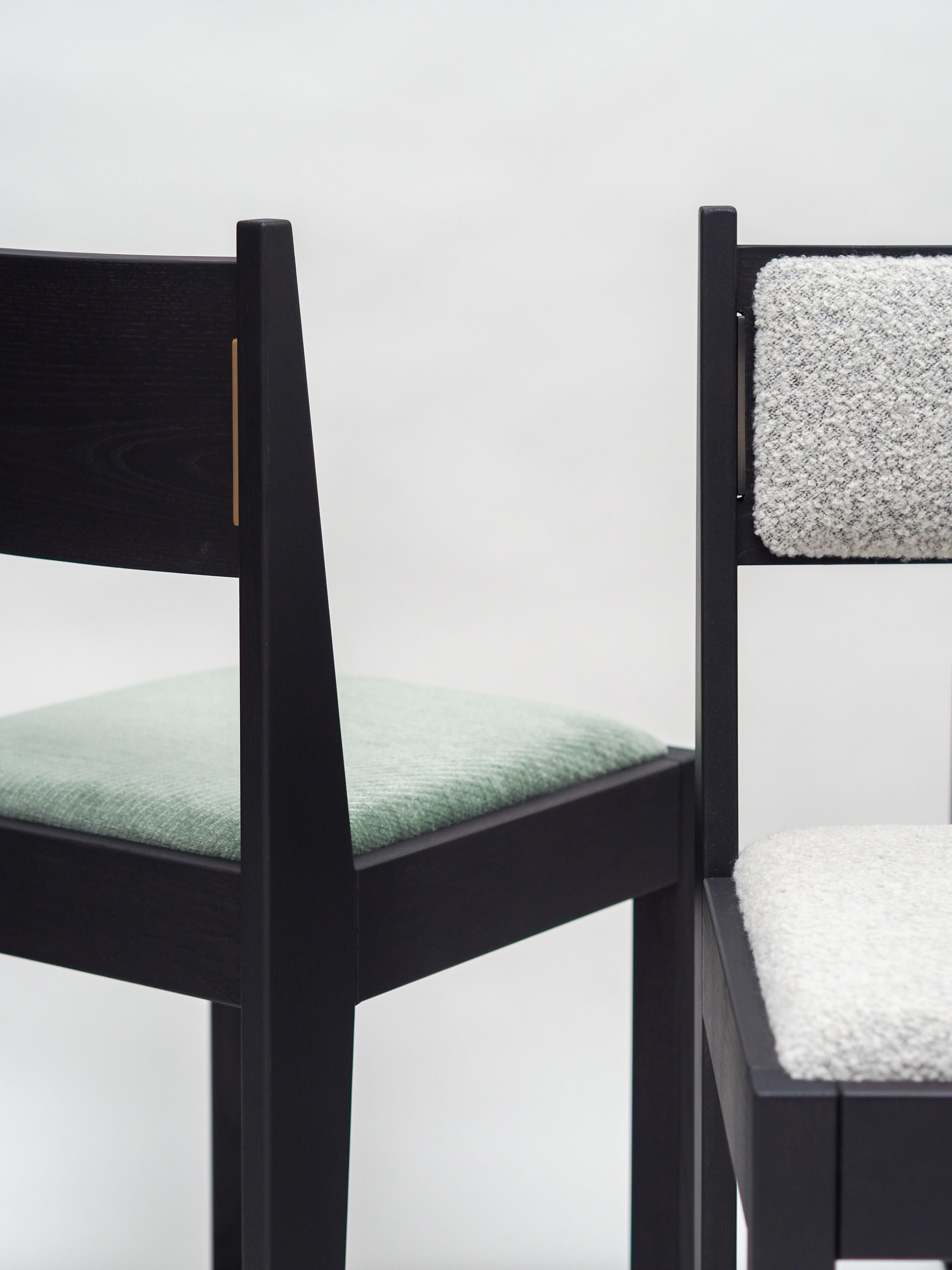 Satz von 4 Art-Déco-Stühlen, schwarzes Eschenholz, weiße Polsterung und Bronzedetails im Angebot 5