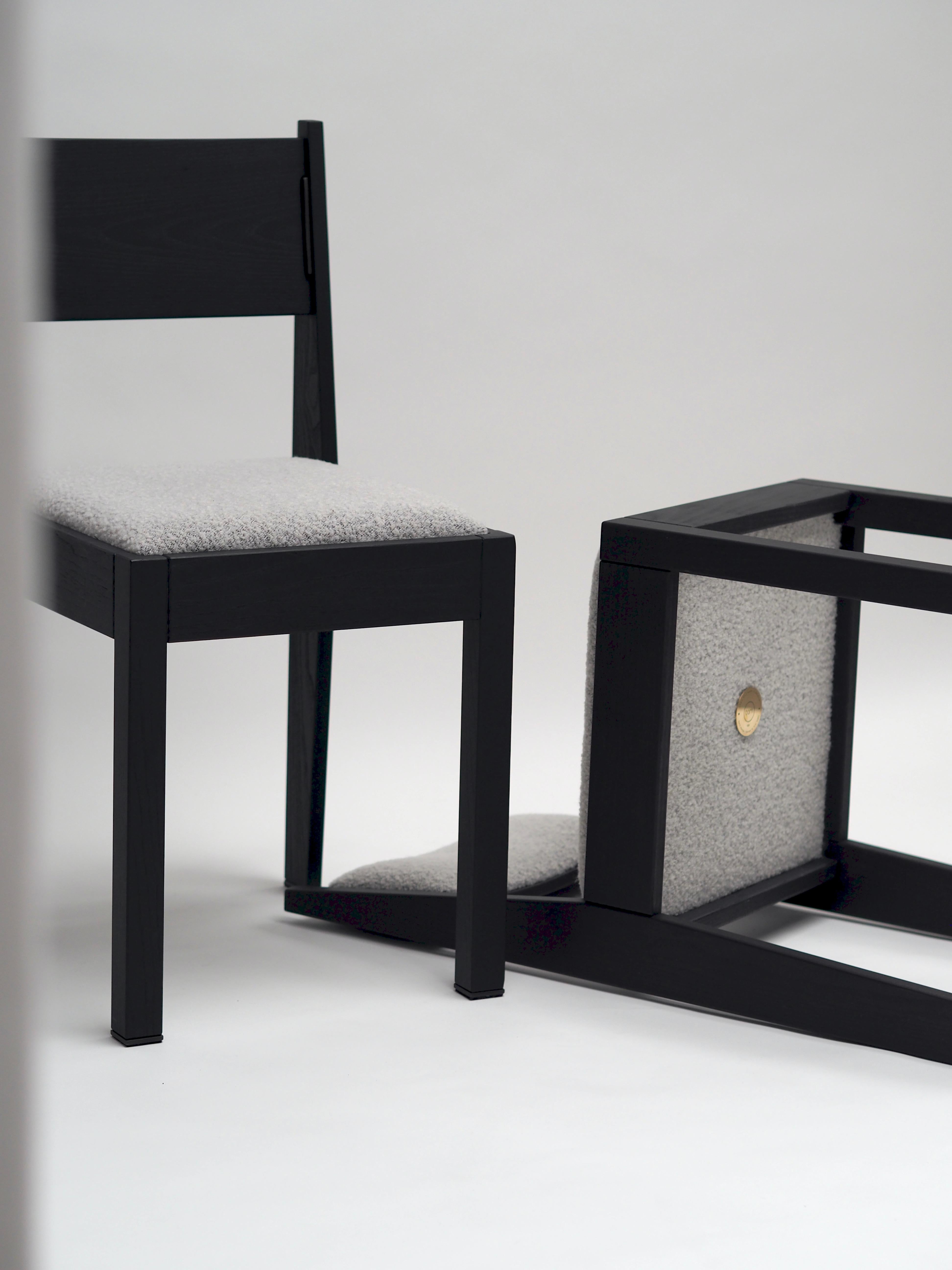 Satz von 4 Art-Déco-Stühlen, schwarzes Eschenholz, weiße Polsterung und Bronzedetails (Lackiert) im Angebot