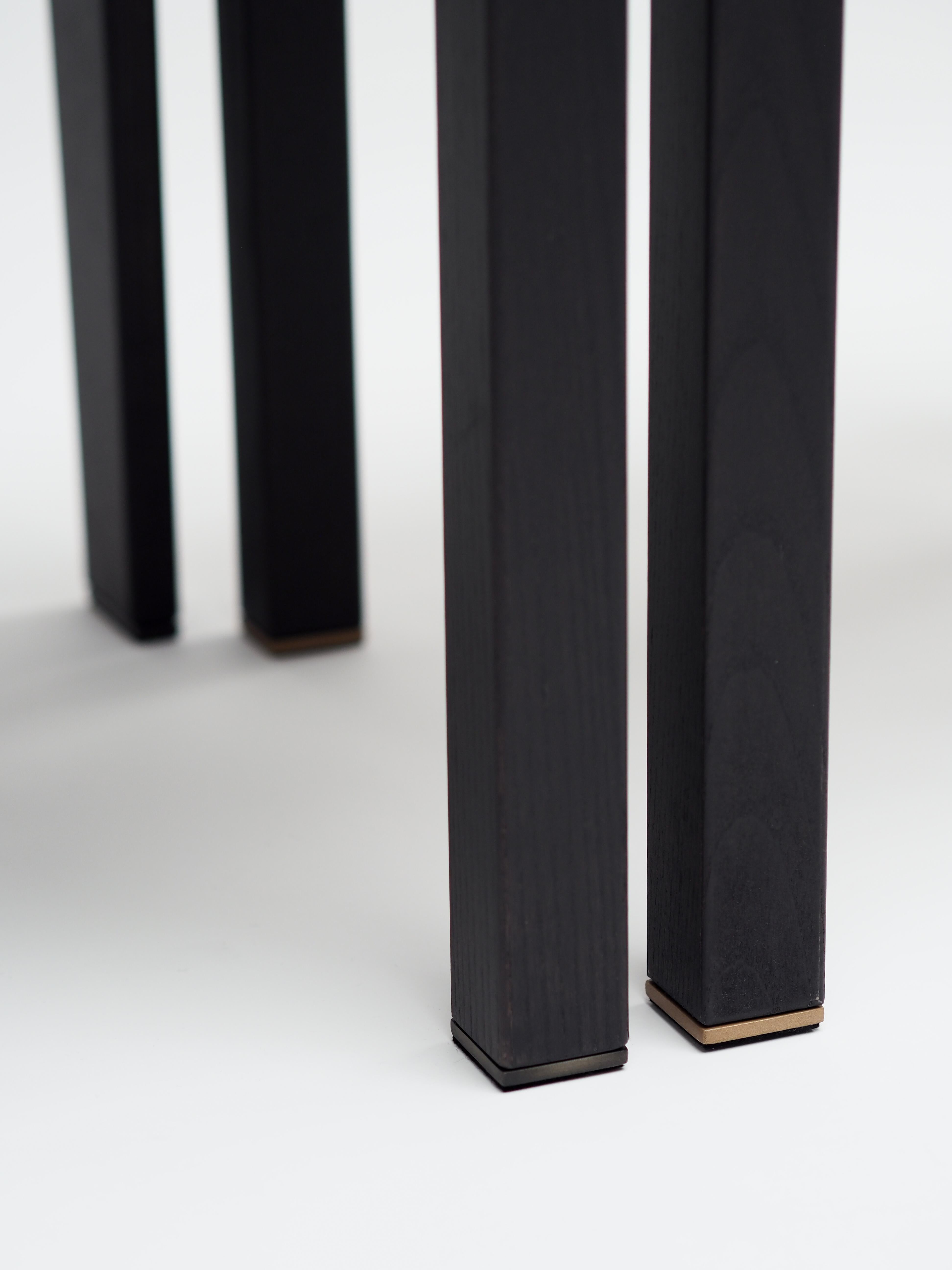 Satz von 4 Art-Déco-Stühlen, schwarzes Eschenholz, weiße Polsterung und Bronzedetails (Metall) im Angebot