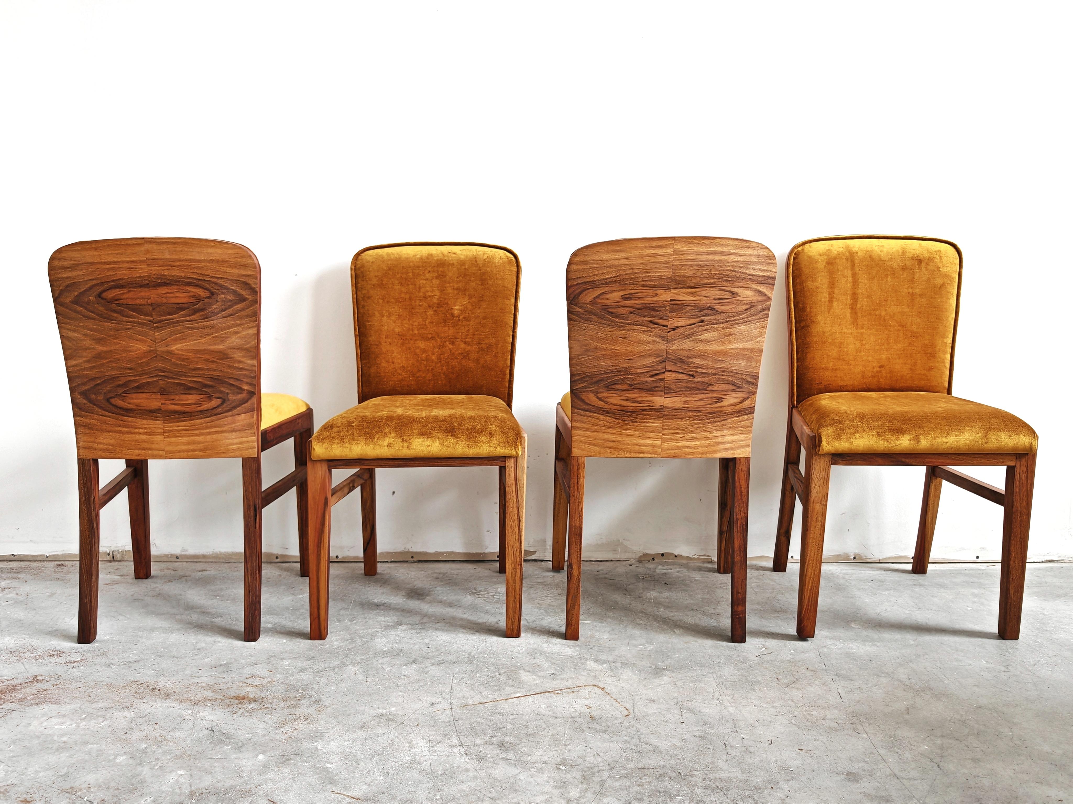In questo annuncio troverai un set di sedie da pranzo Art Deco. Presentano uno splendido schienale impiallacciato in radice di noce, una struttura in noce massiccio e un peluche color oro antico realizzato con materiali naturali - 56% cotone e 44%