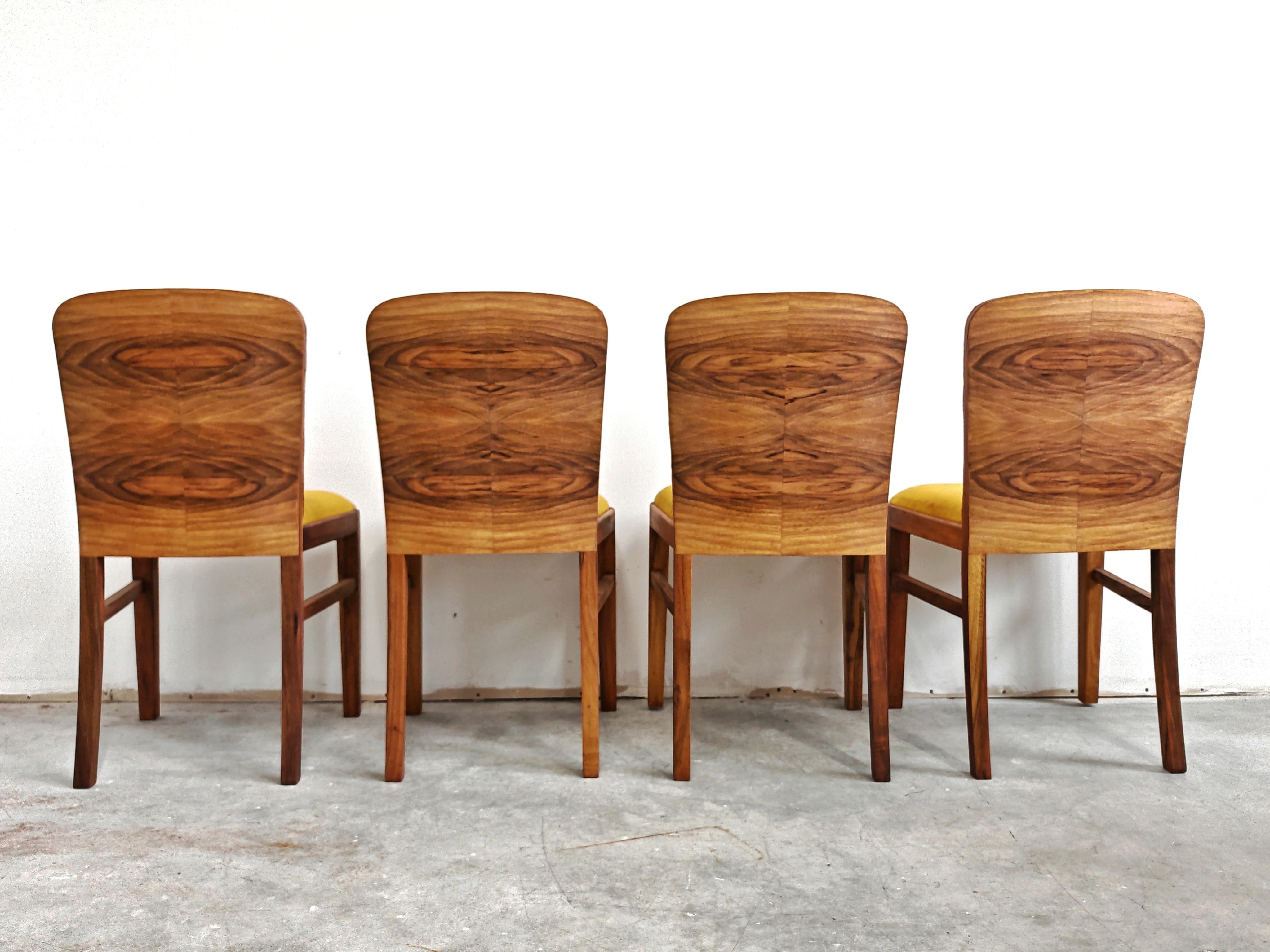 Austriaco Set di 4 sedie Art Deco impiallacciate in radica di noce e rivestite in peluche oro antico in vendita