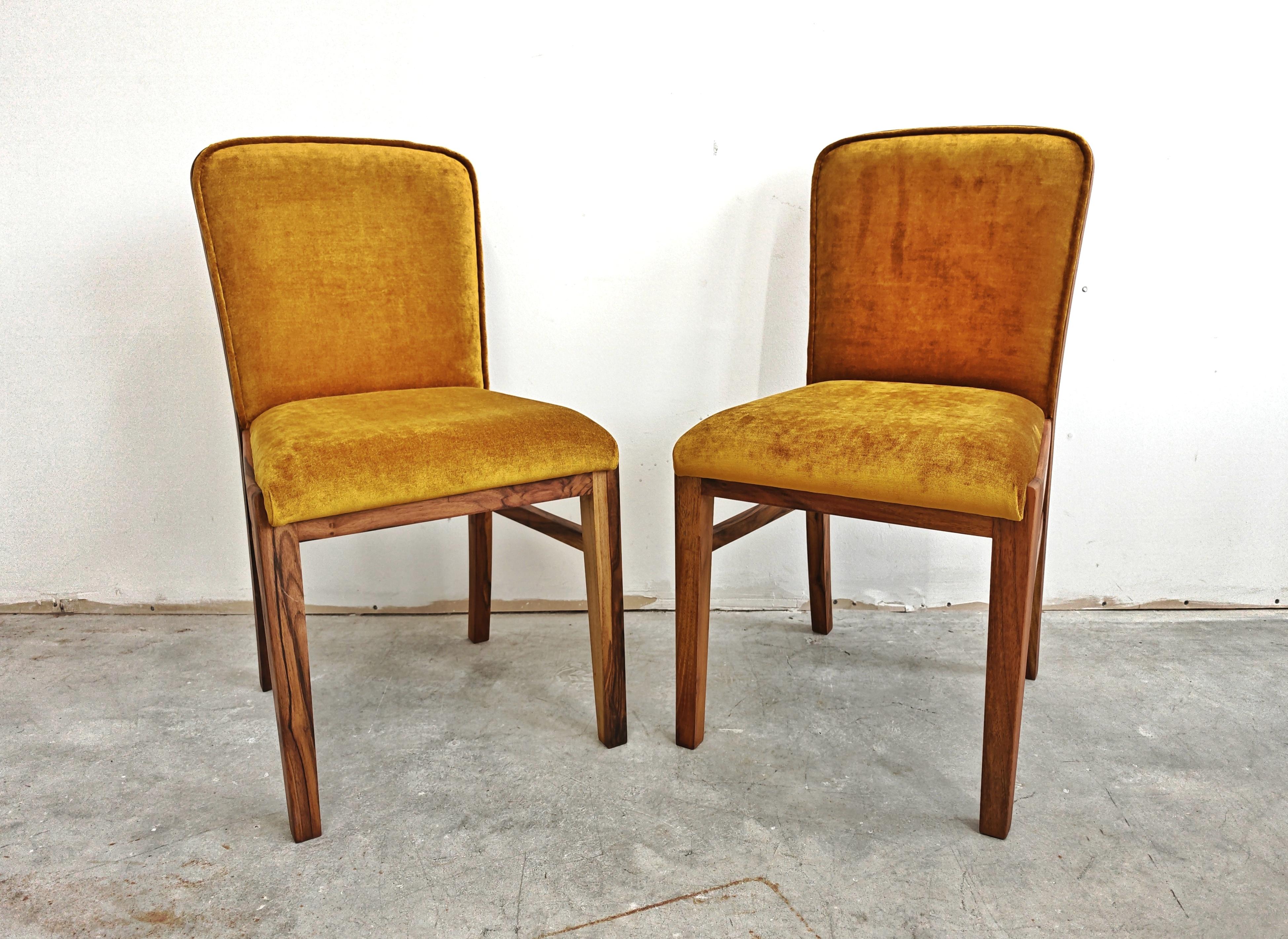 Set di 4 sedie Art Deco impiallacciate in radica di noce e rivestite in peluche oro antico In condizioni ottime in vendita a Beograd, RS
