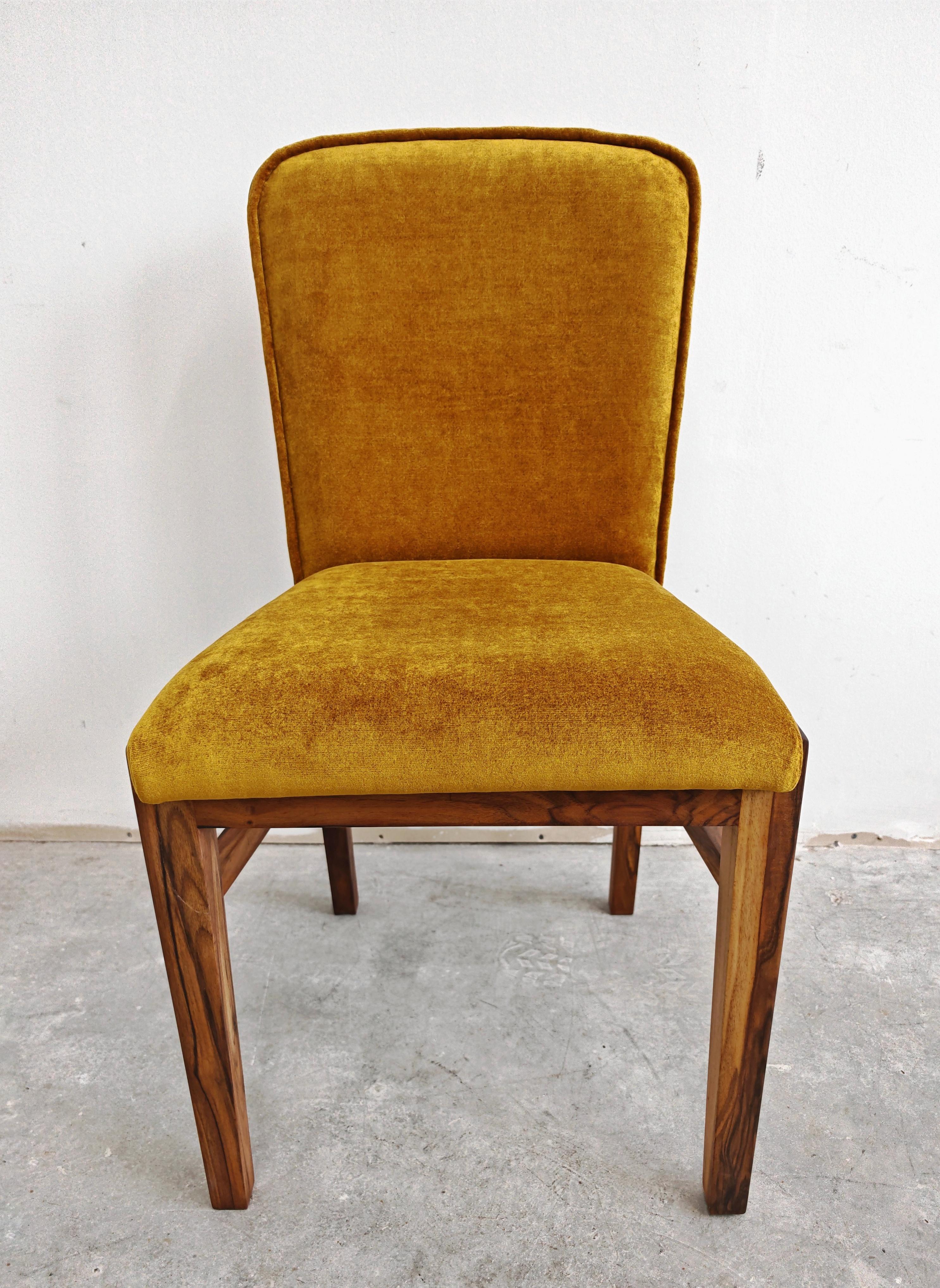 Metà XX secolo Set di 4 sedie Art Deco impiallacciate in radica di noce e rivestite in peluche oro antico in vendita