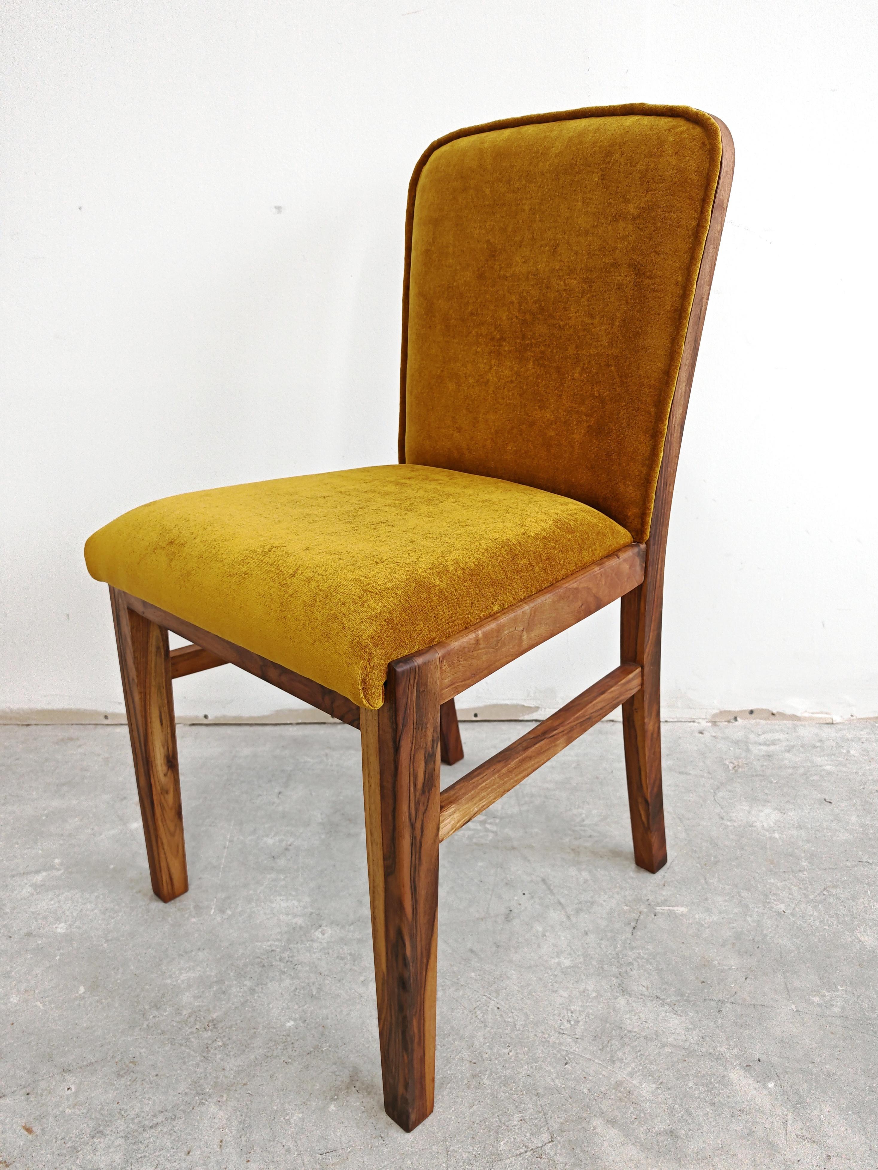 Tessuto Set di 4 sedie Art Deco impiallacciate in radica di noce e rivestite in peluche oro antico in vendita