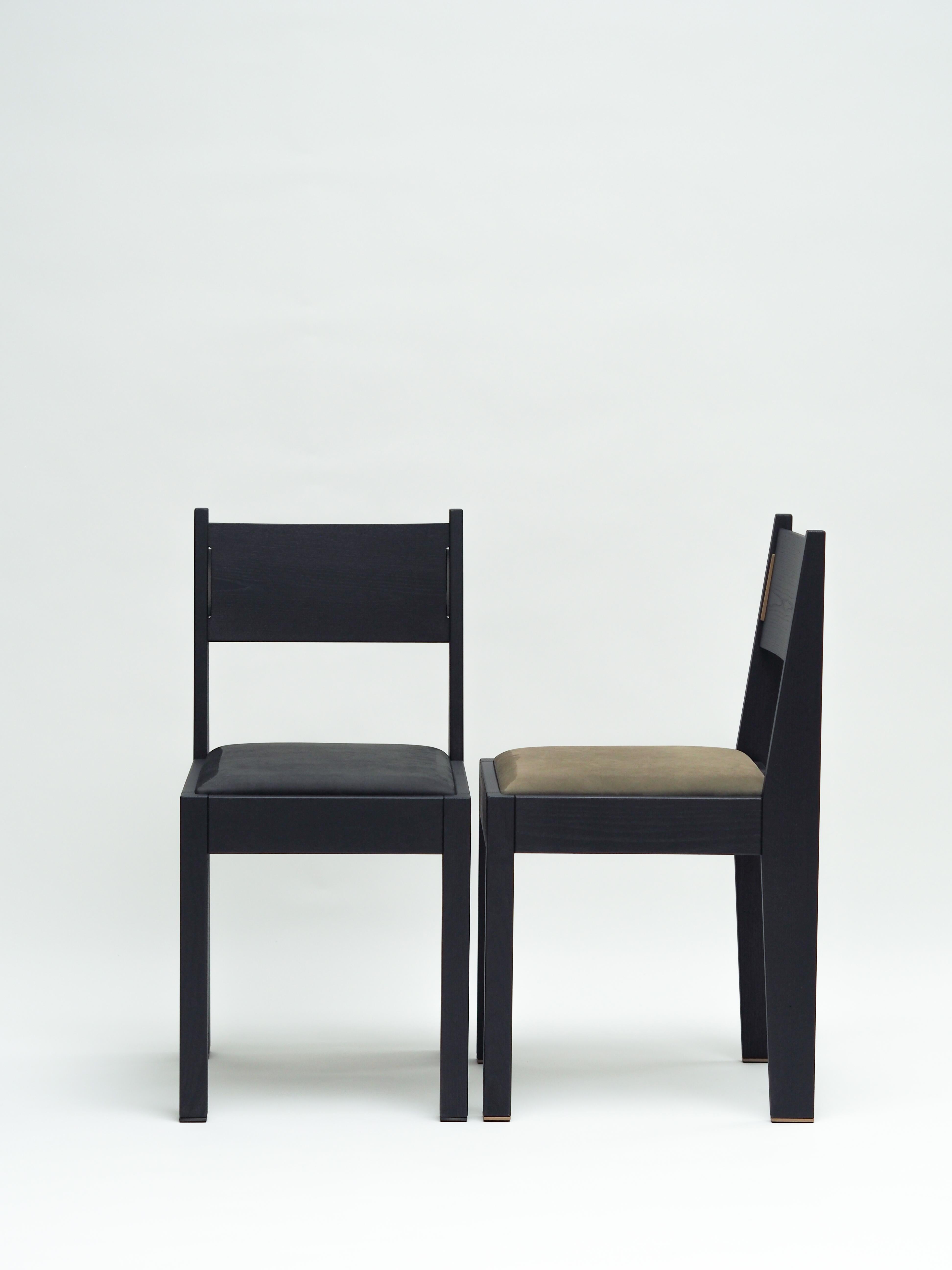 Ensemble de 4 chaises Art Déco, bois de frêne naturel, tapisserie marron et détails en bronze en vente 4