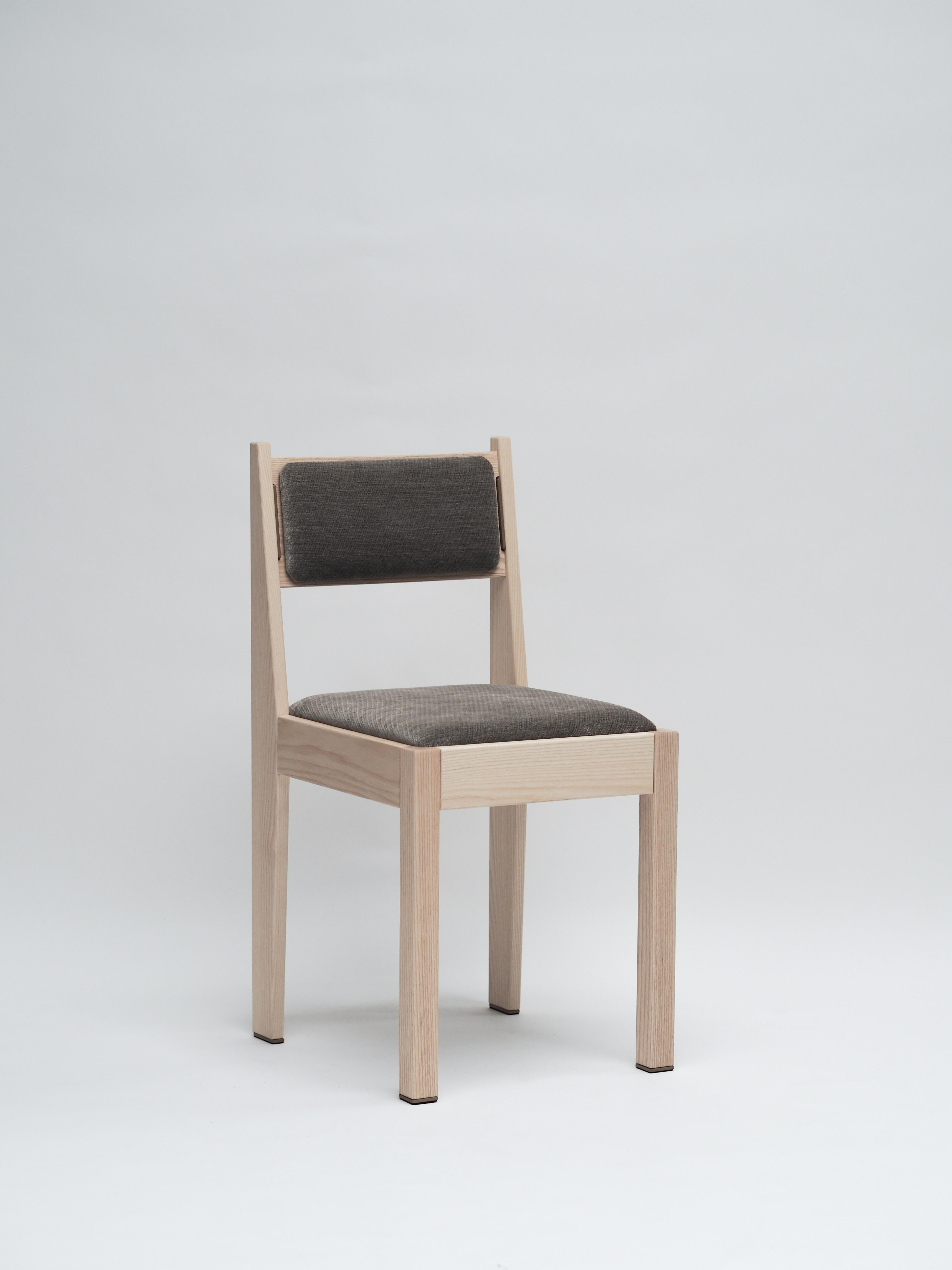 Laqué Ensemble de 4 chaises Art Déco, bois de frêne naturel, tapisserie marron et détails en bronze en vente