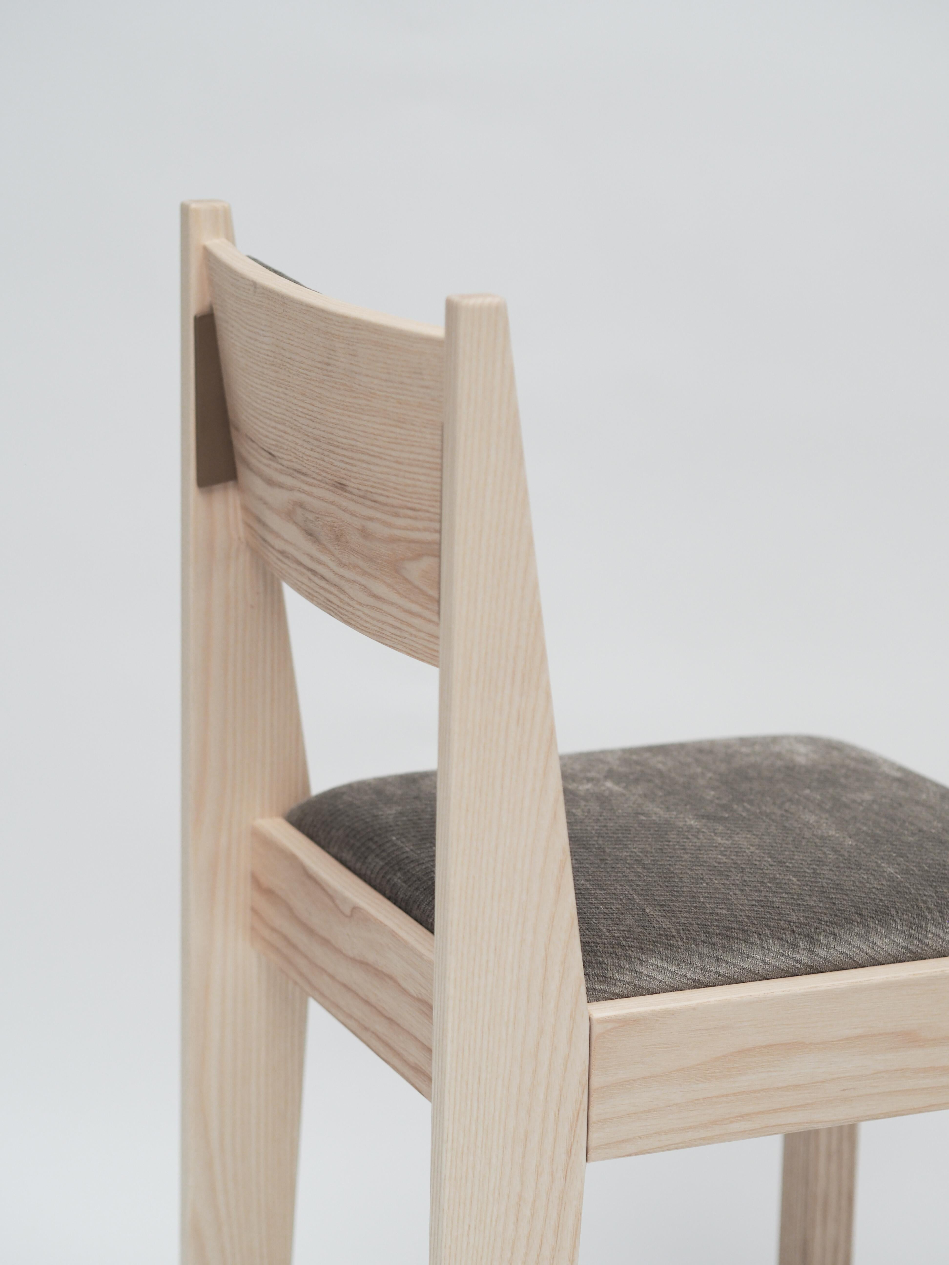 Ensemble de 4 chaises Art Déco, bois de frêne naturel, tapisserie marron et détails en bronze en vente 1
