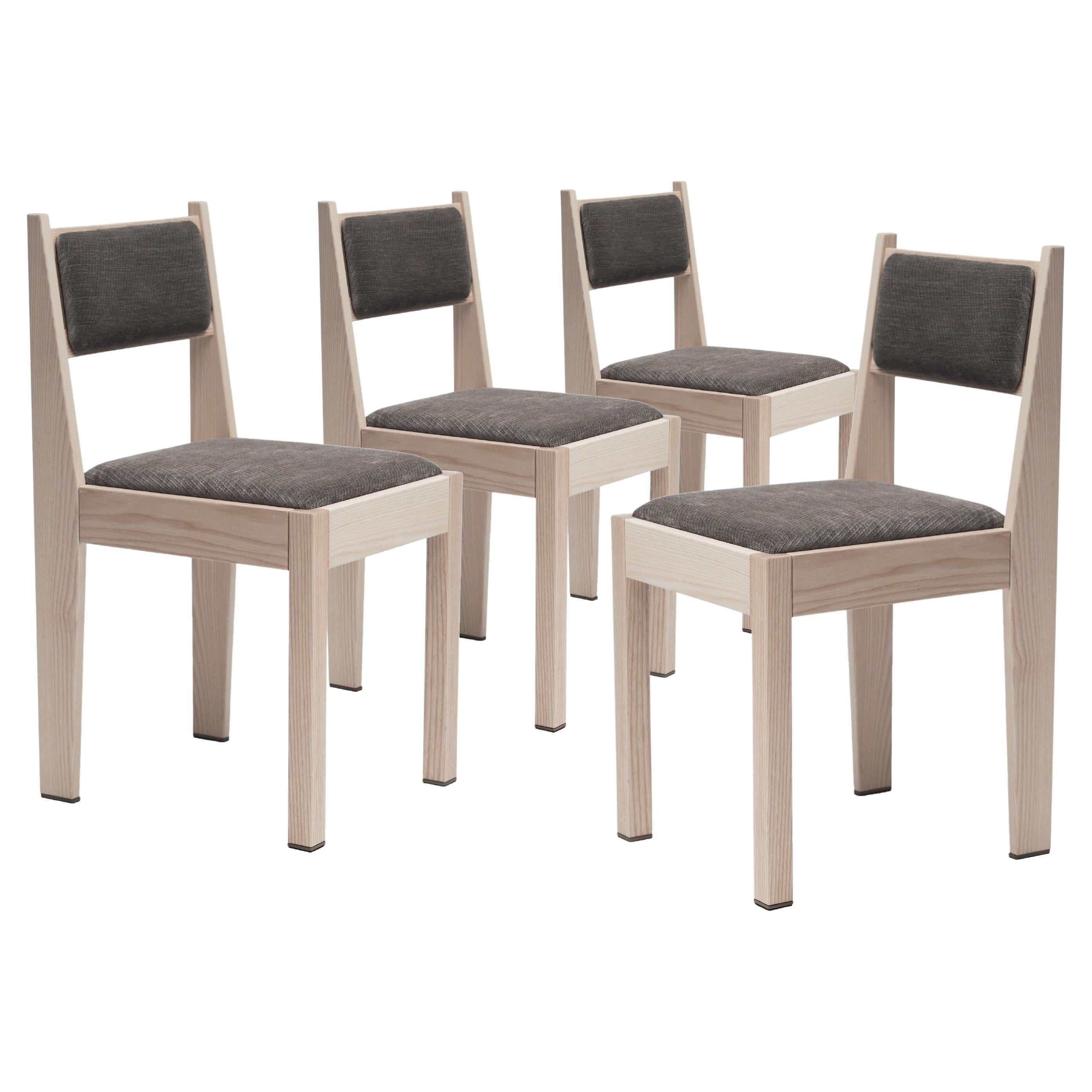 Ensemble de 4 chaises Art Déco, bois de frêne naturel, tapisserie marron et détails en bronze