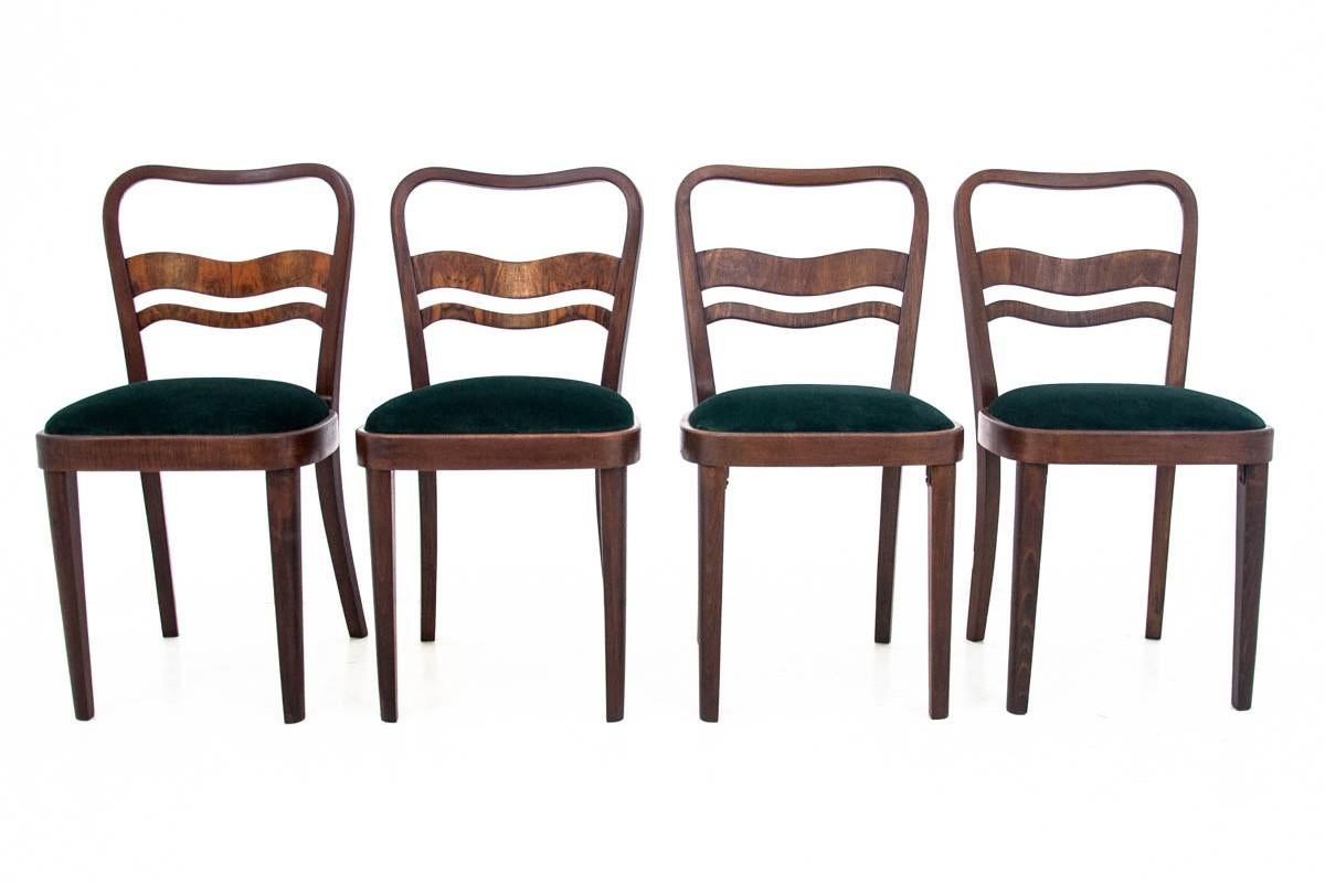 Set of 4 Art Deco chairs, Poland, 1960s

Very good condition, after professional renovation of the wood and replacement of the upholstery with a new one - bottle green

Wood: walnut

Dimensions: height 86 cm, seat height 48 cm, width 45 cm,