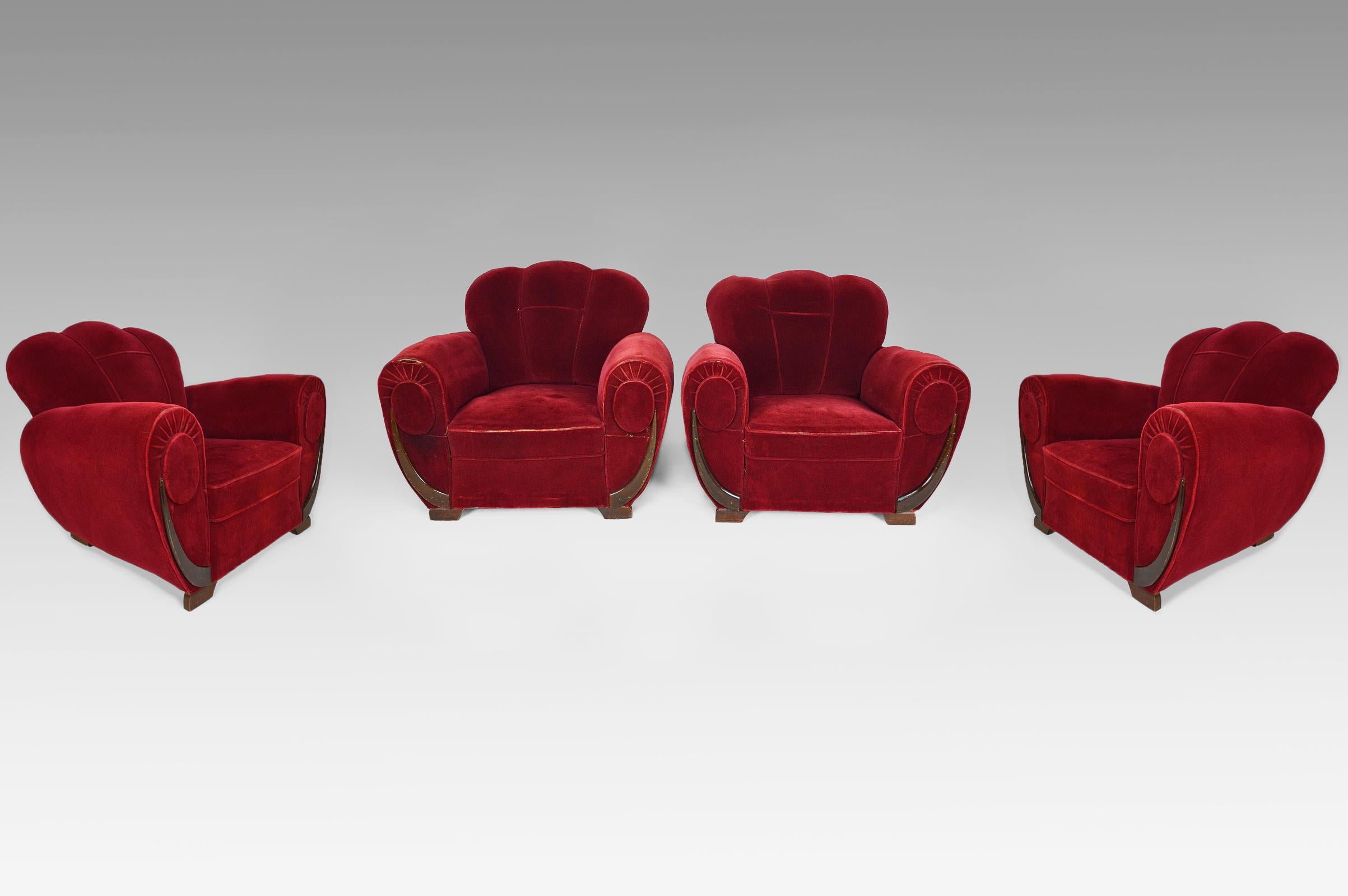 Rare set of 4 large and comfortable club chairs.
In red velvet fabric, with wooden legs.

Art Deco, France, around 1930-1940.
Decorator work to be identified.

In used condition. Original fabric and upholstery, wear to the