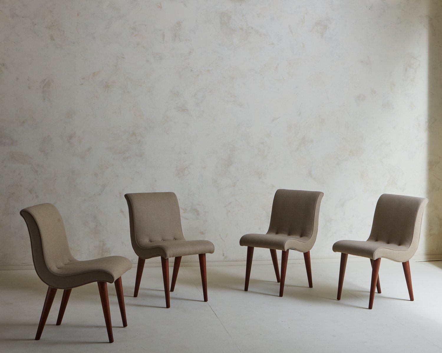 Ensemble de 4 chaises de salle à manger Art déco conçues par Russel Wright pour Conant Ball dans les années 1940. Ces chaises sont dotées d'un cadre stylisé et curviligne avec un dossier à boutons. Ils reposent sur des pieds angulaires et effilés en