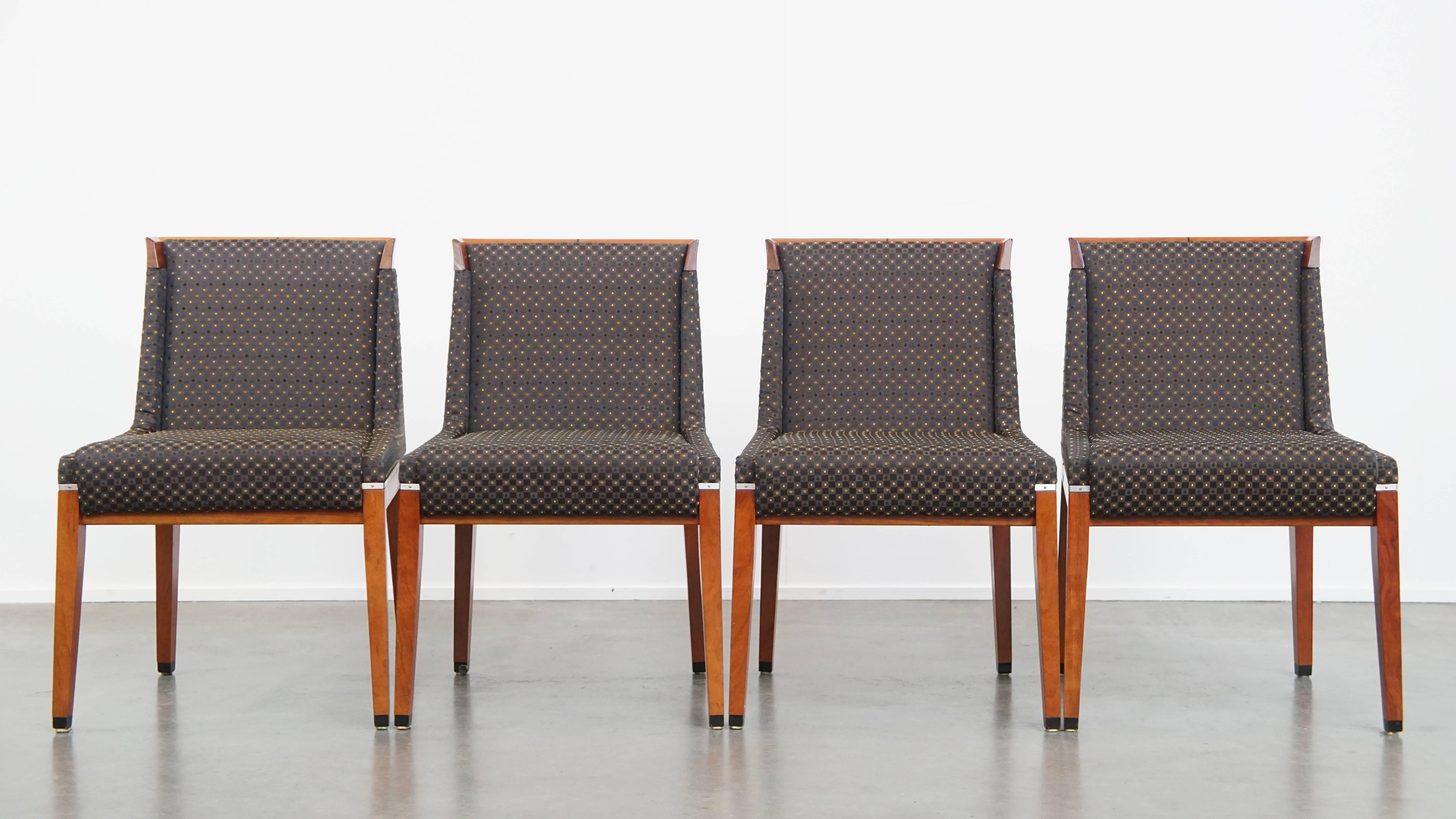 Offert : ce magnifique et rare ensemble de 4 chaises de salle à manger de design Art Déco par Schuitema de la série Decoforma.
Cet élégant ensemble de chaises de salle à manger Art déco provient de la célèbre marque néerlandaise Schuitema et est