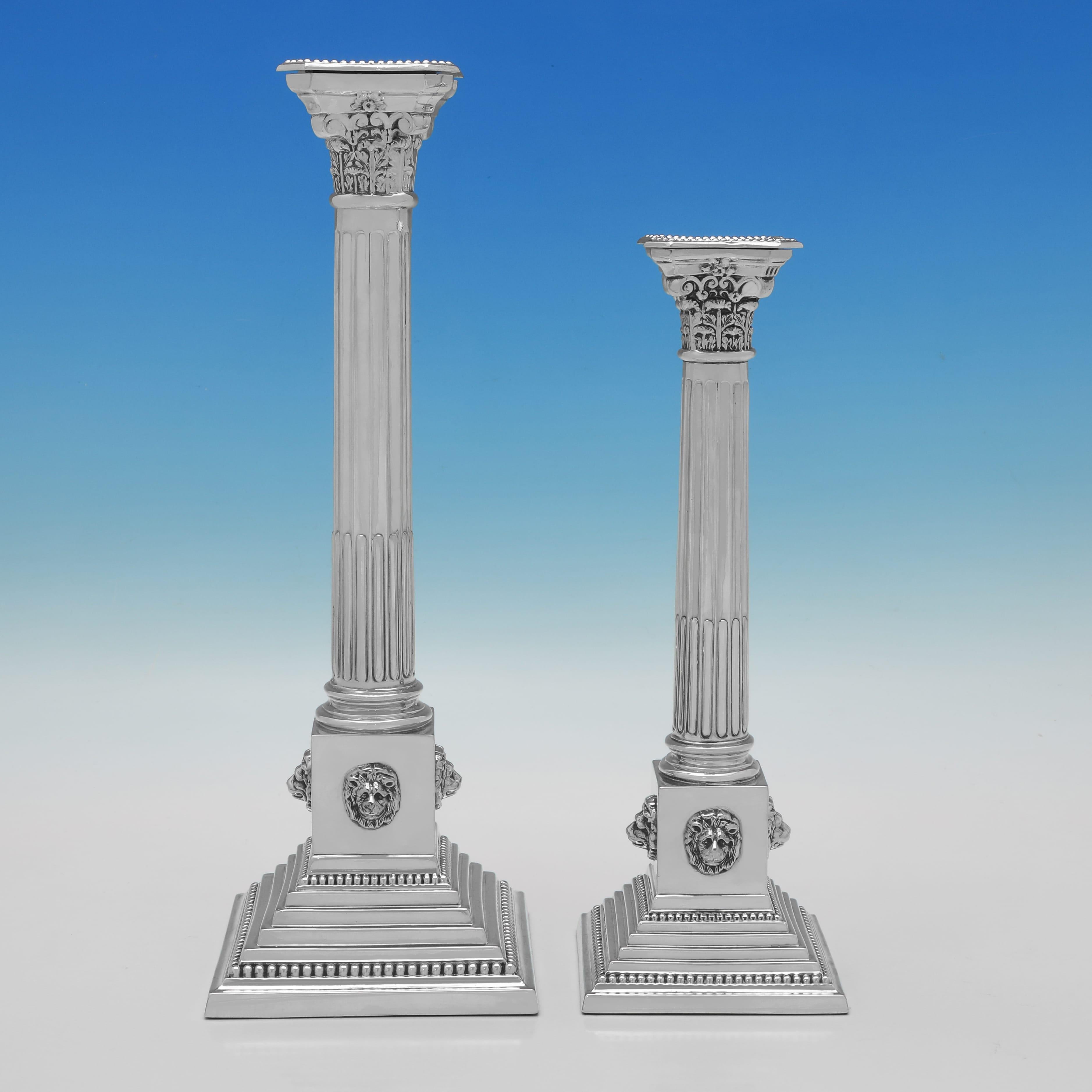 Con il marchio di Birmingham Silver Co. del 1935 di Britton, Gould & Co., questo bel set di 4 candelieri in argento Sterling del periodo George Inness è in stile colonna corinzia, con basi a gradini, bordi di perline e decorazione a maschera di