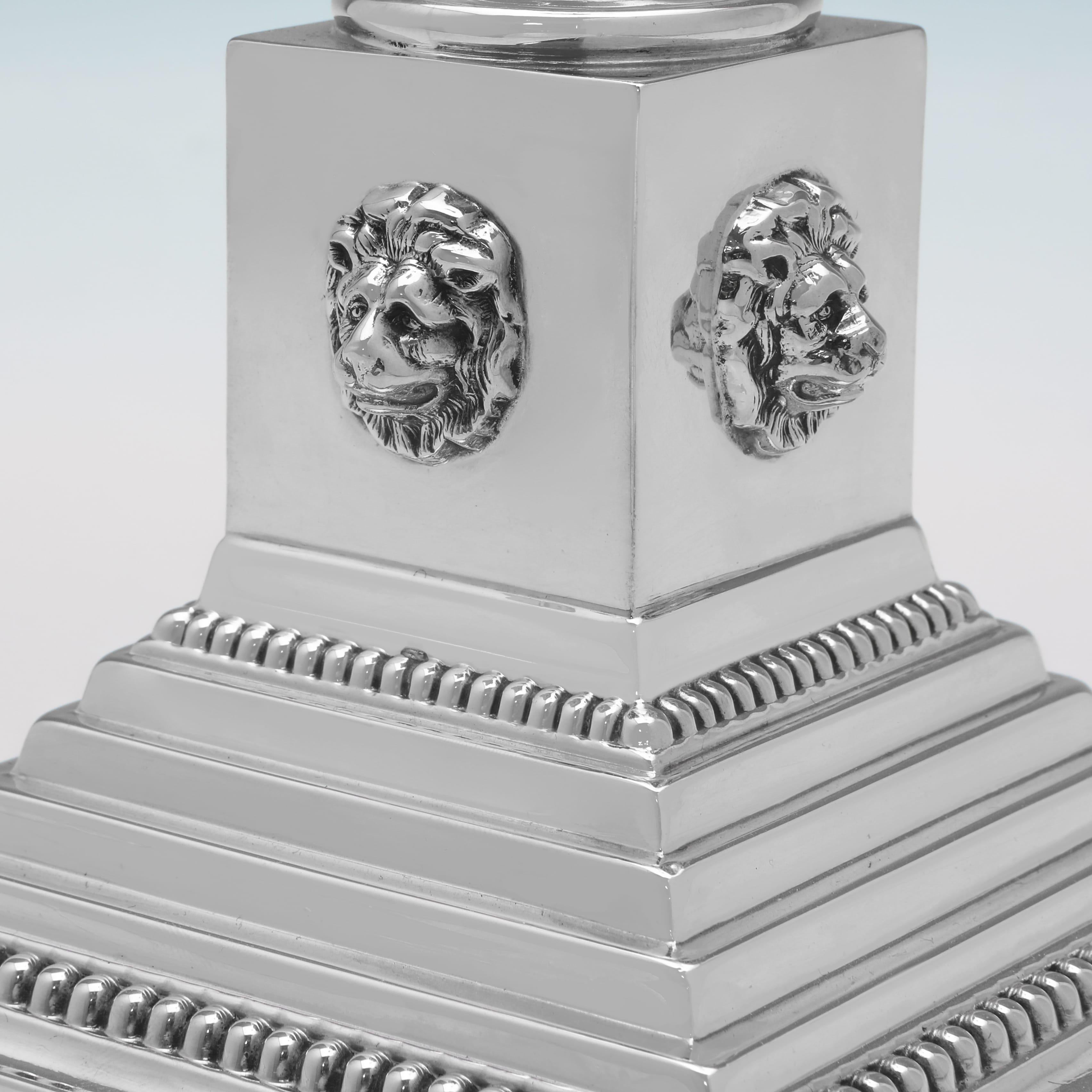 Inglese Set di 4 candelieri in argento sterling art déco di dimensioni sfalsate realizzati nel 1935 in vendita