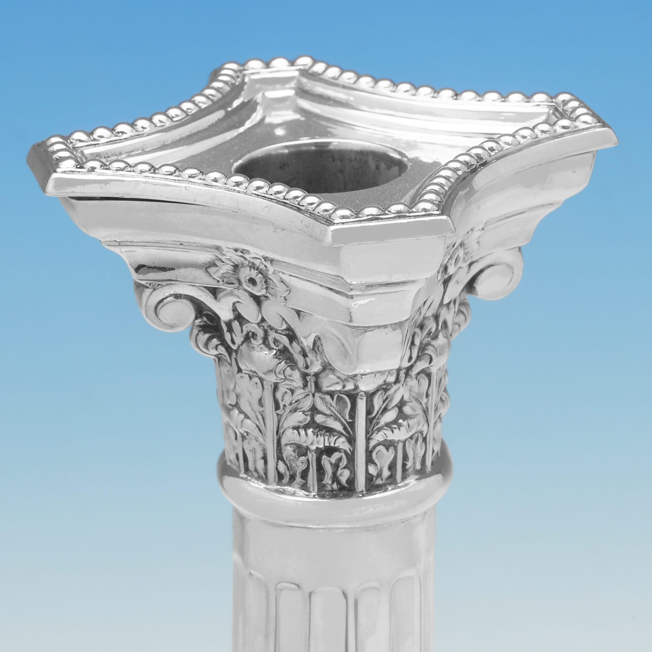Set di 4 candelieri in argento sterling art déco di dimensioni sfalsate realizzati nel 1935 In condizioni buone in vendita a London, London