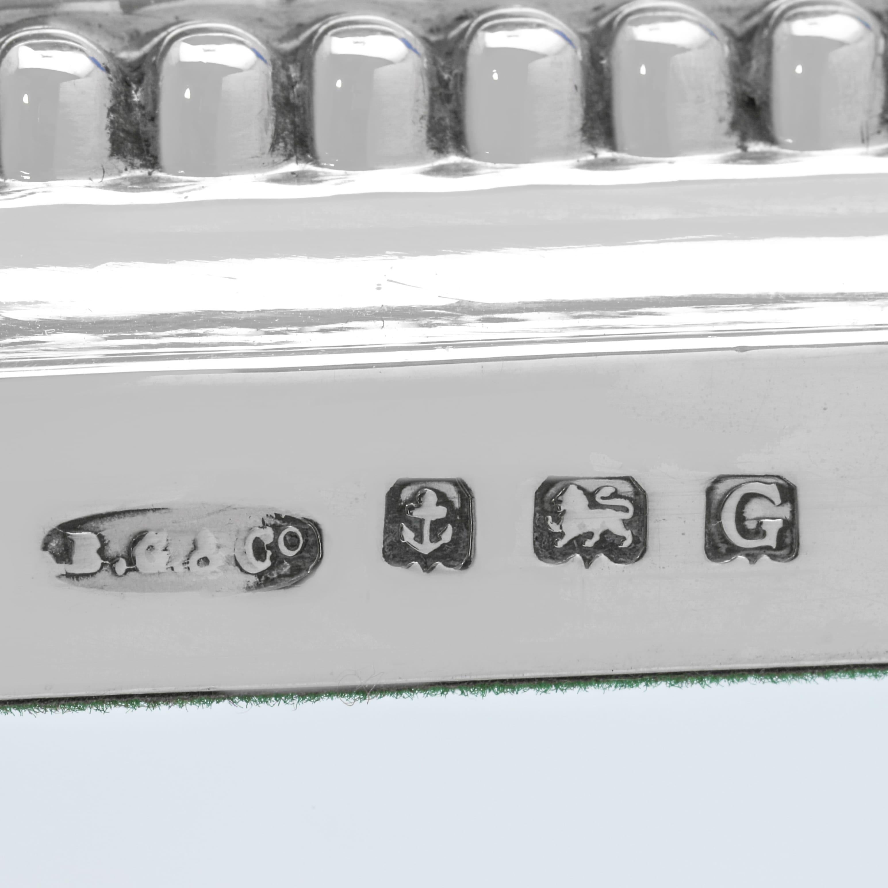 Metà XX secolo Set di 4 candelieri in argento sterling art déco di dimensioni sfalsate realizzati nel 1935 in vendita