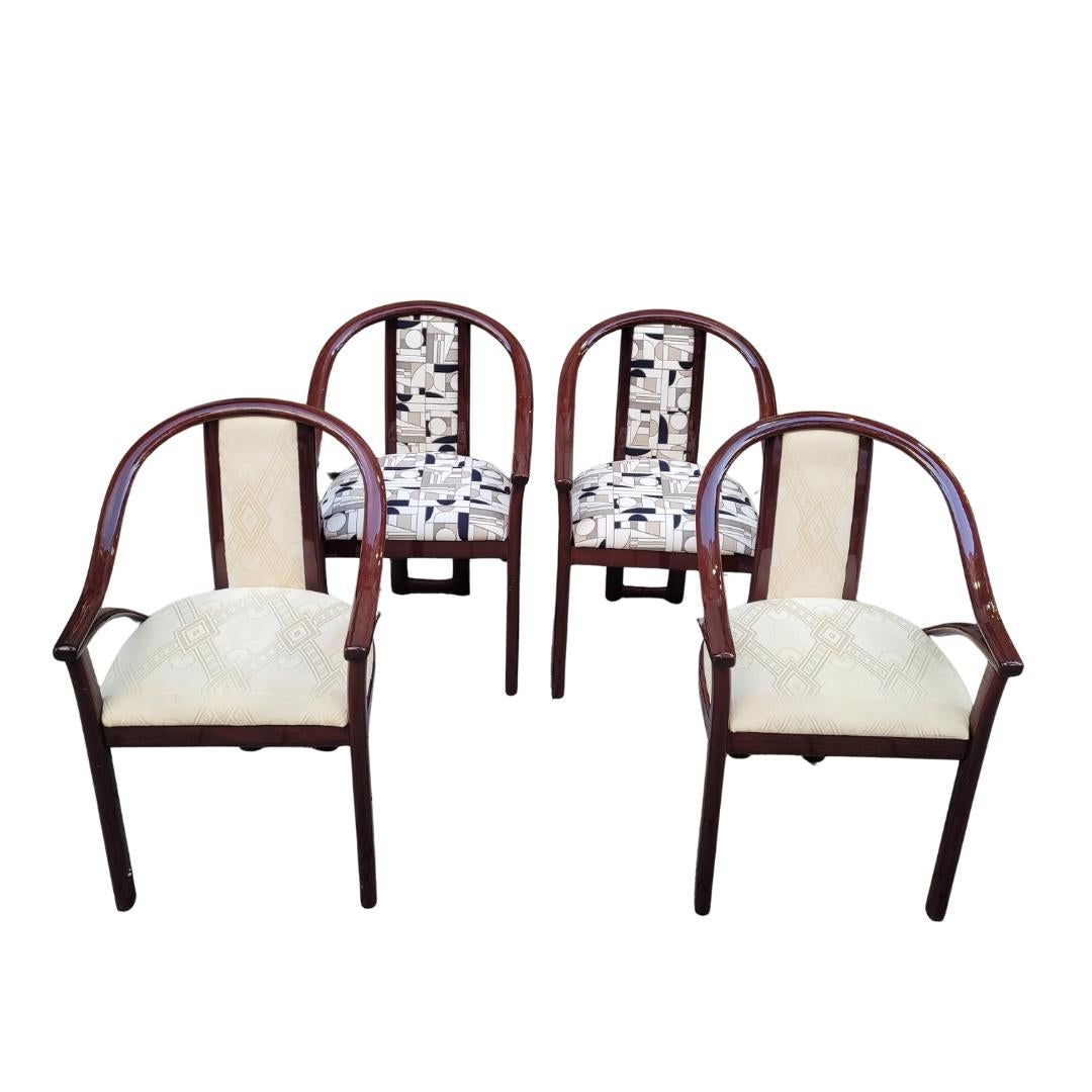 Magnifique ensemble de 4 chaises Art Déco des années 1970. Les châssis des chaises sont en bois laqué avec une finition brillante. L'assise et le dossier de deux des chaises ont été récemment retapissés dans un tissu luxueux de Misia Paris. Unique