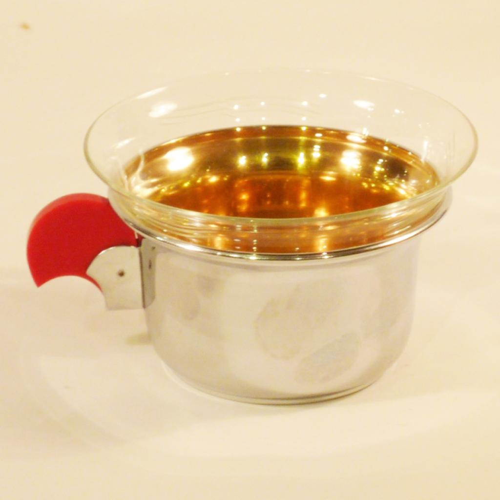4 tea cups of the 1920s, chrome with Bakelite, with intact glass inserts
Number:
4
Measures: Width:
12 cm
Height:
6 cm
Depth:
10 cm
Color:
Red, Silver
Material:
other plastics
Glass (indeterminate)
brass
chromium plating
Known