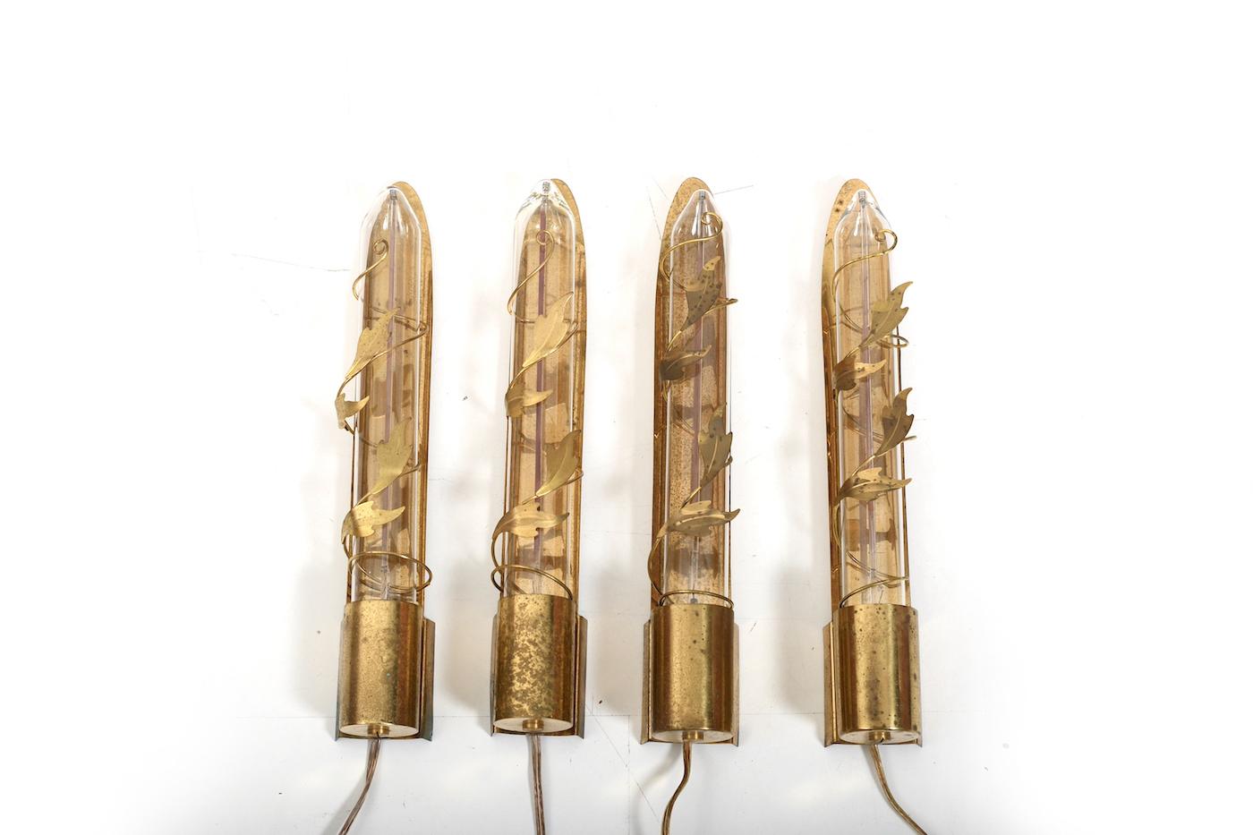 Ensemble de 4 appliques Art Deco. Fabriquée en laiton avec un décor de feuilles et les anciennes ampoules en verre Phillips. En état d'origine et de bonne qualité. Danemark années 1920-1930. Le prix est pour l'ensemble des lampes.