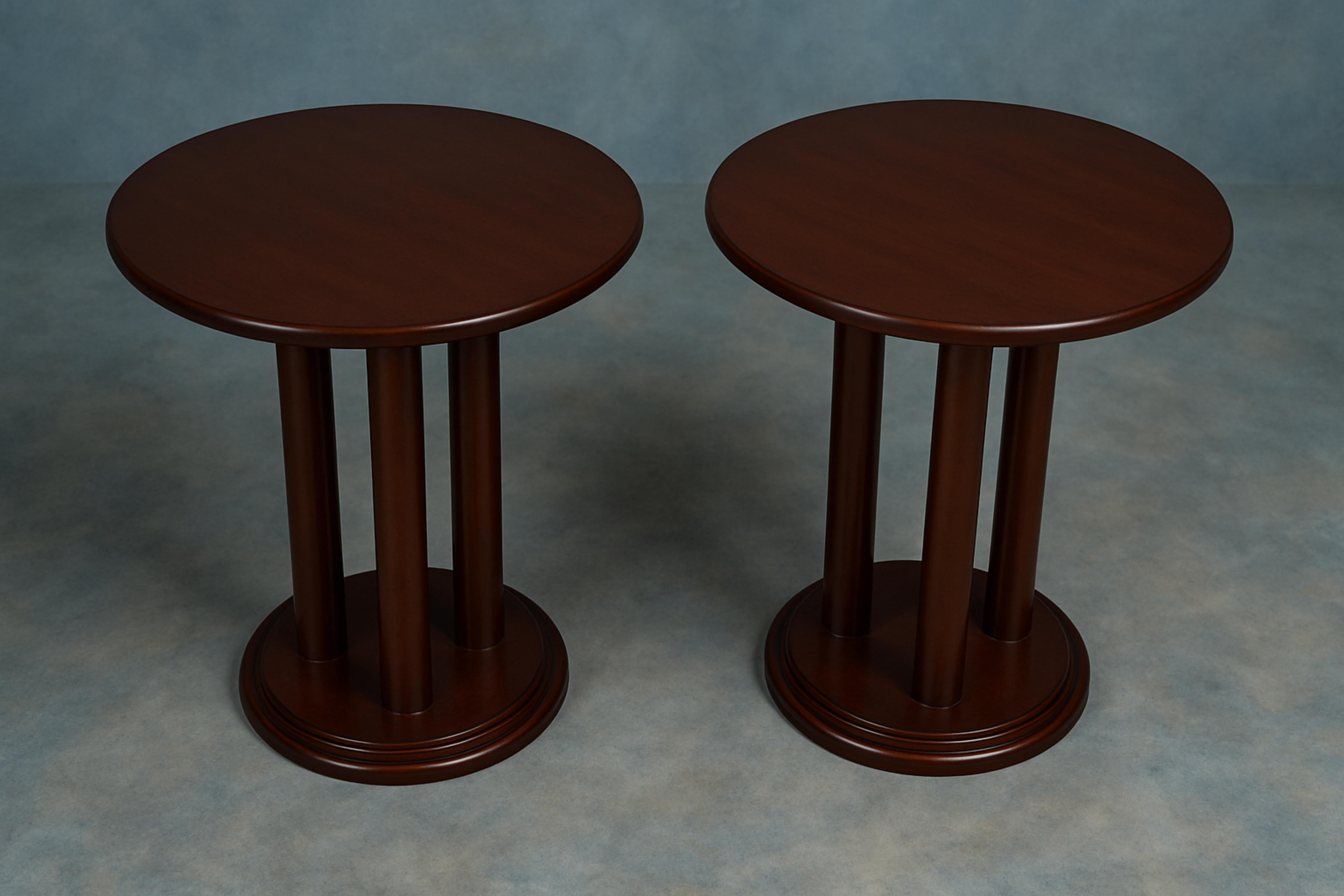 Un versátil conjunto de cuatro mesas redondas de nogal, ideal para múltiples usos y soluciones de diseño de espacios. (uso té y café y pedestal)

Con tres patas de madera redondeadas y una base circular, esta pieza combina funcionalidad con una