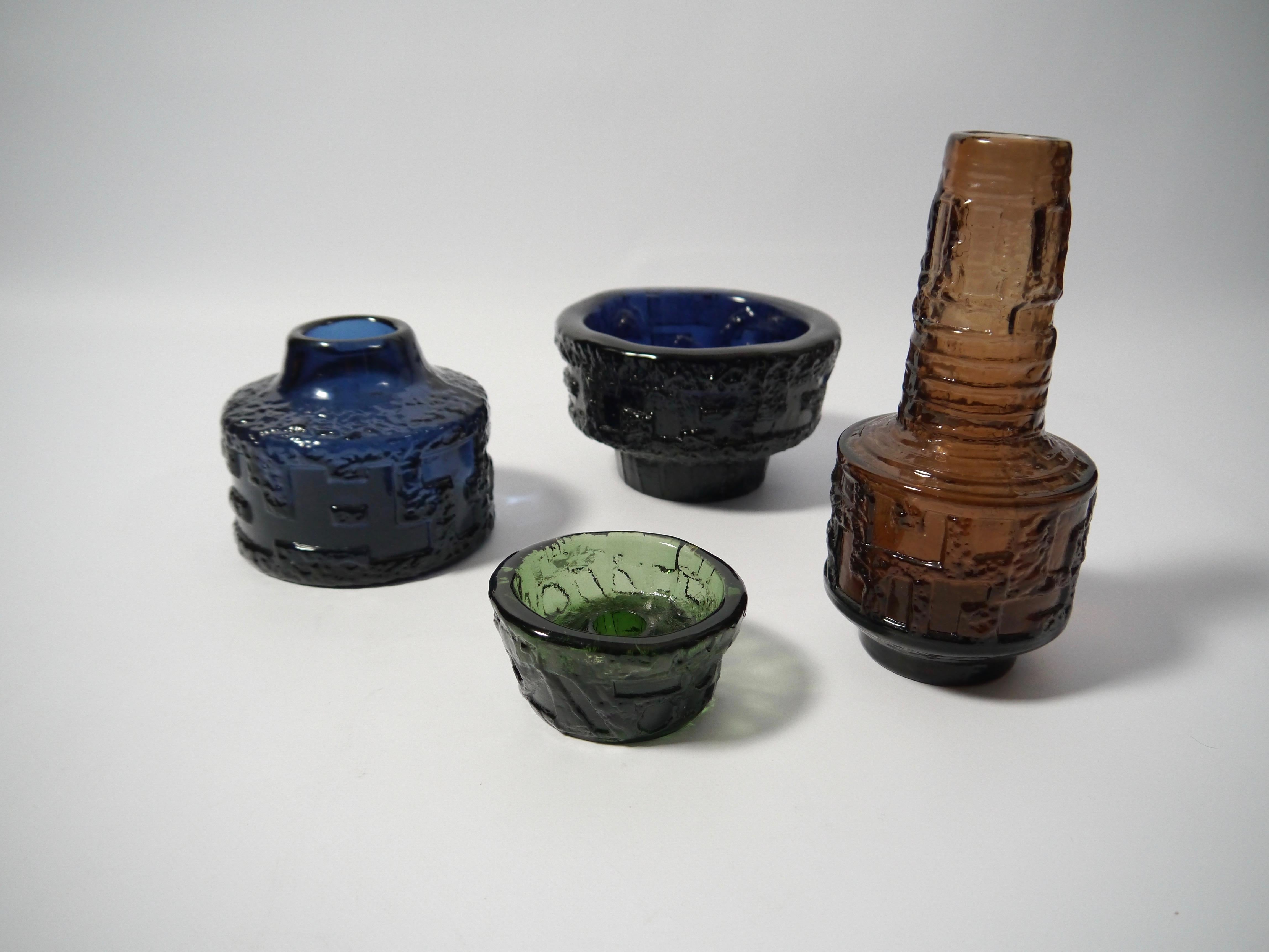 Set di 4 vasi in vetro artistico disegnati da Göte Augustsson (1917-2004) per Ruda, Svezia anni '60. I due vasi blu cobolt comprendono un vaso e un piatto da portata, quello verde è un portacandele e quello alto color ambra è un vaso. L'indicazione