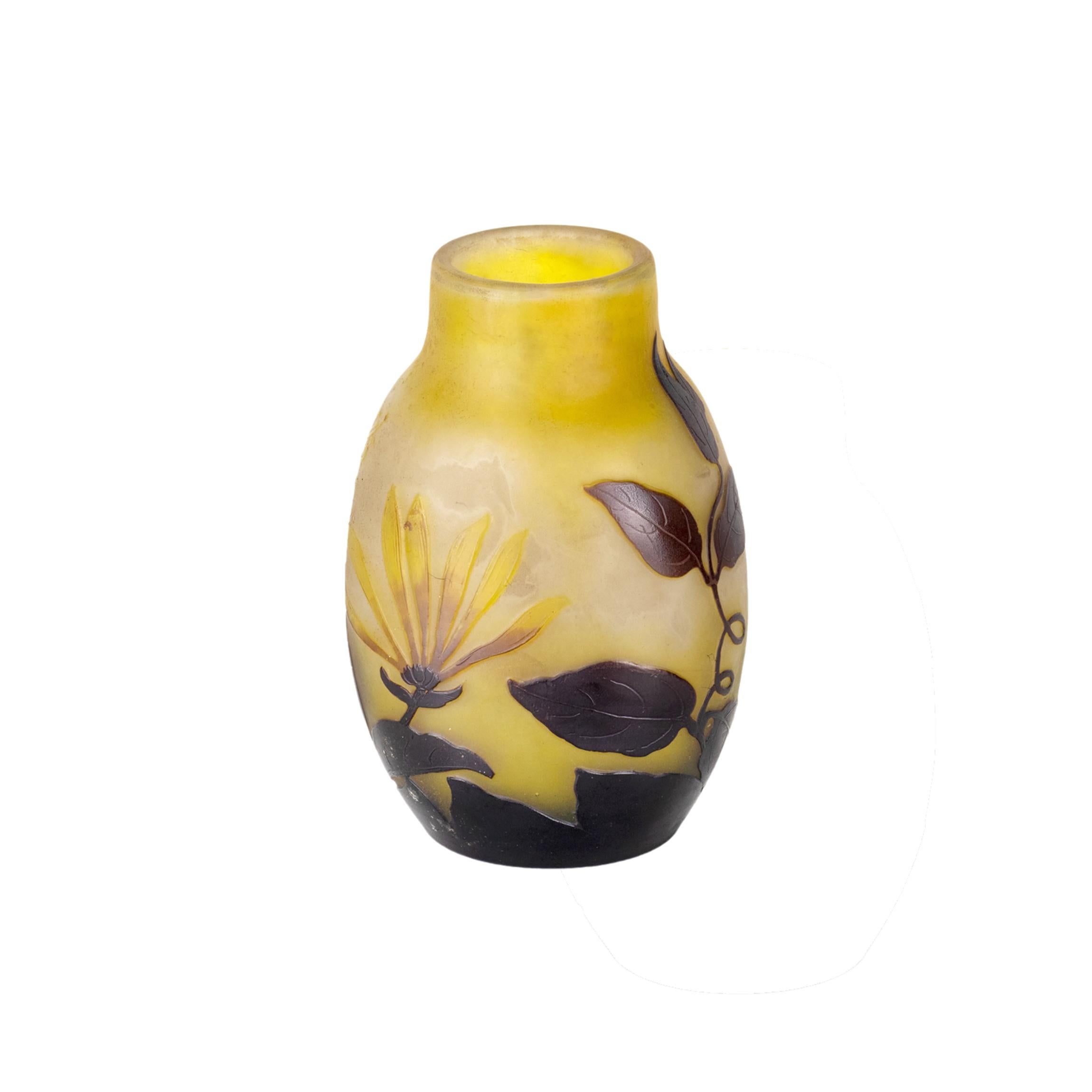 - Impressionante vaso di paesaggio Art Nouveau Emile Galle Cameo, con sfondo giallo e dettagli intarsiati in marrone, vegetazione acquatica e tonalità autunnali. 
Rappresenta un magnifico fiore di fucsia in tutto il suo splendore e in perfette