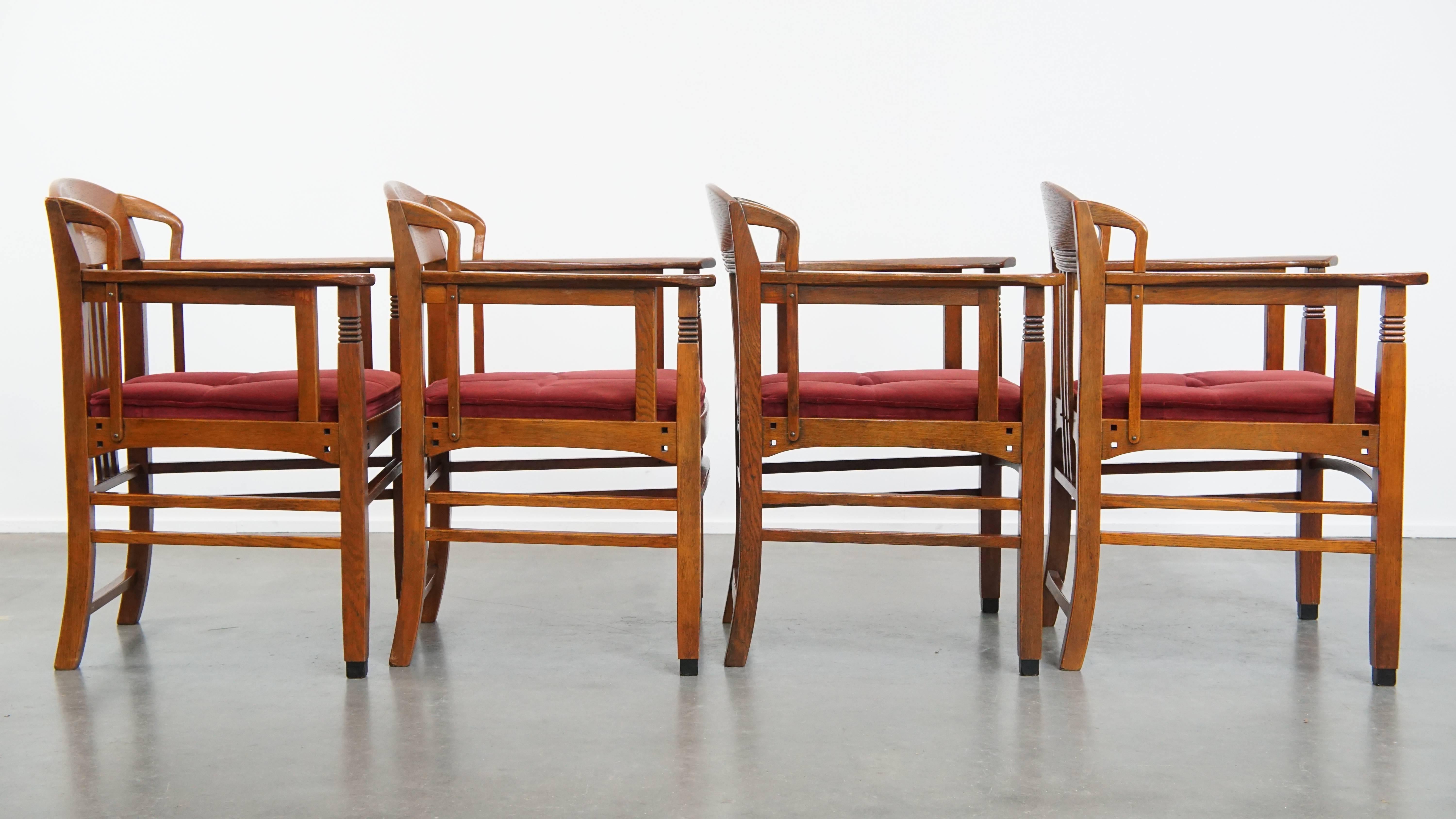 Romain classique Ensemble de 4 chaises de salle à manger Art Nouveau / Jugendstil avec tapisserie rouge en vente