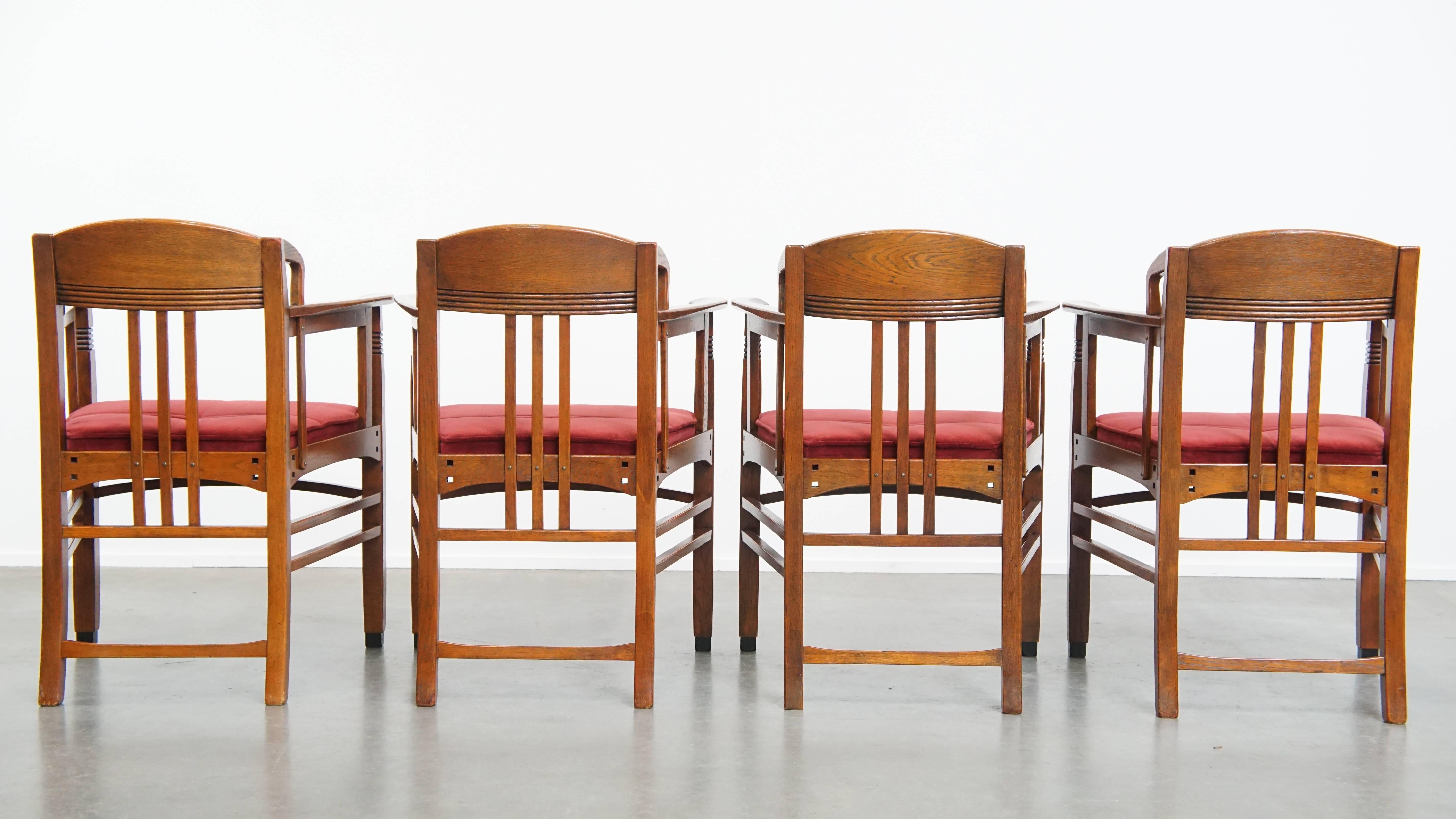 Fait main Ensemble de 4 chaises de salle à manger Art Nouveau / Jugendstil avec tapisserie rouge en vente
