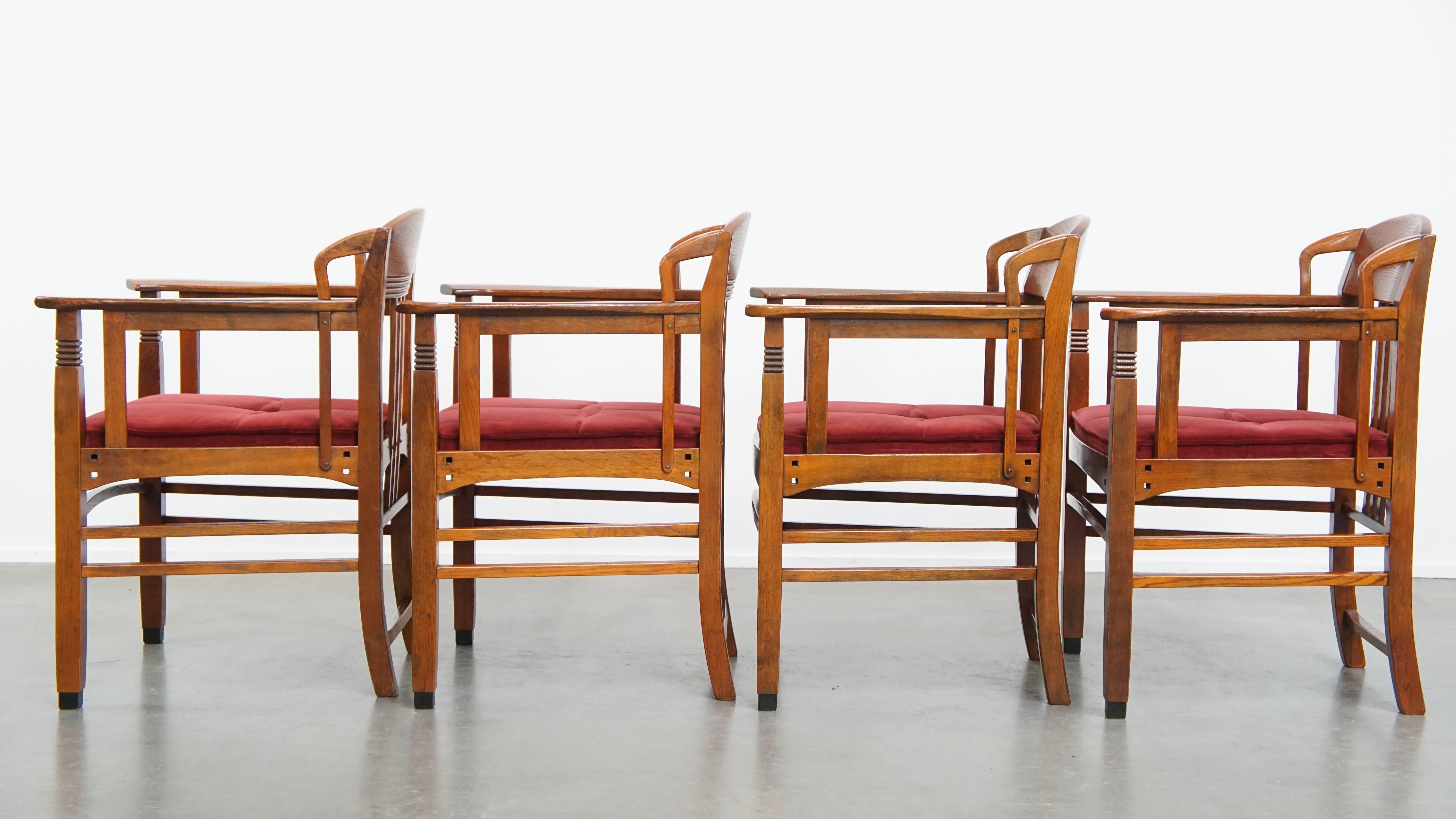 Ensemble de 4 chaises de salle à manger Art Nouveau / Jugendstil avec tapisserie rouge État moyen - En vente à Harderwijk, NL